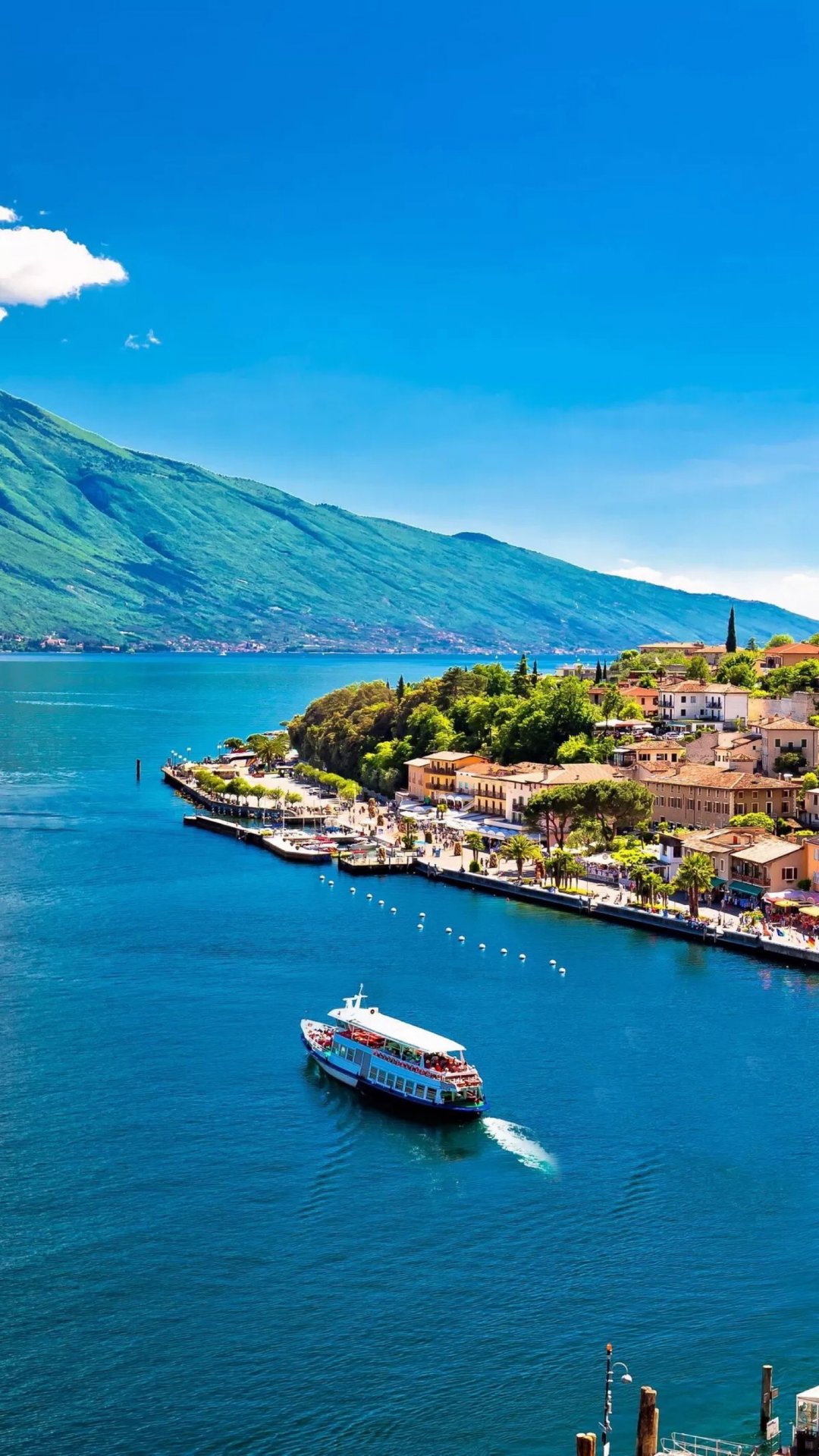 海边城镇里准备出航的游轮唯美风景壁纸