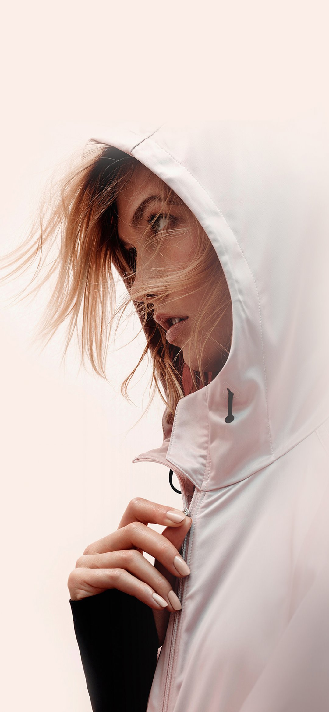 穿运动球衣戴着帽子的欧美女生