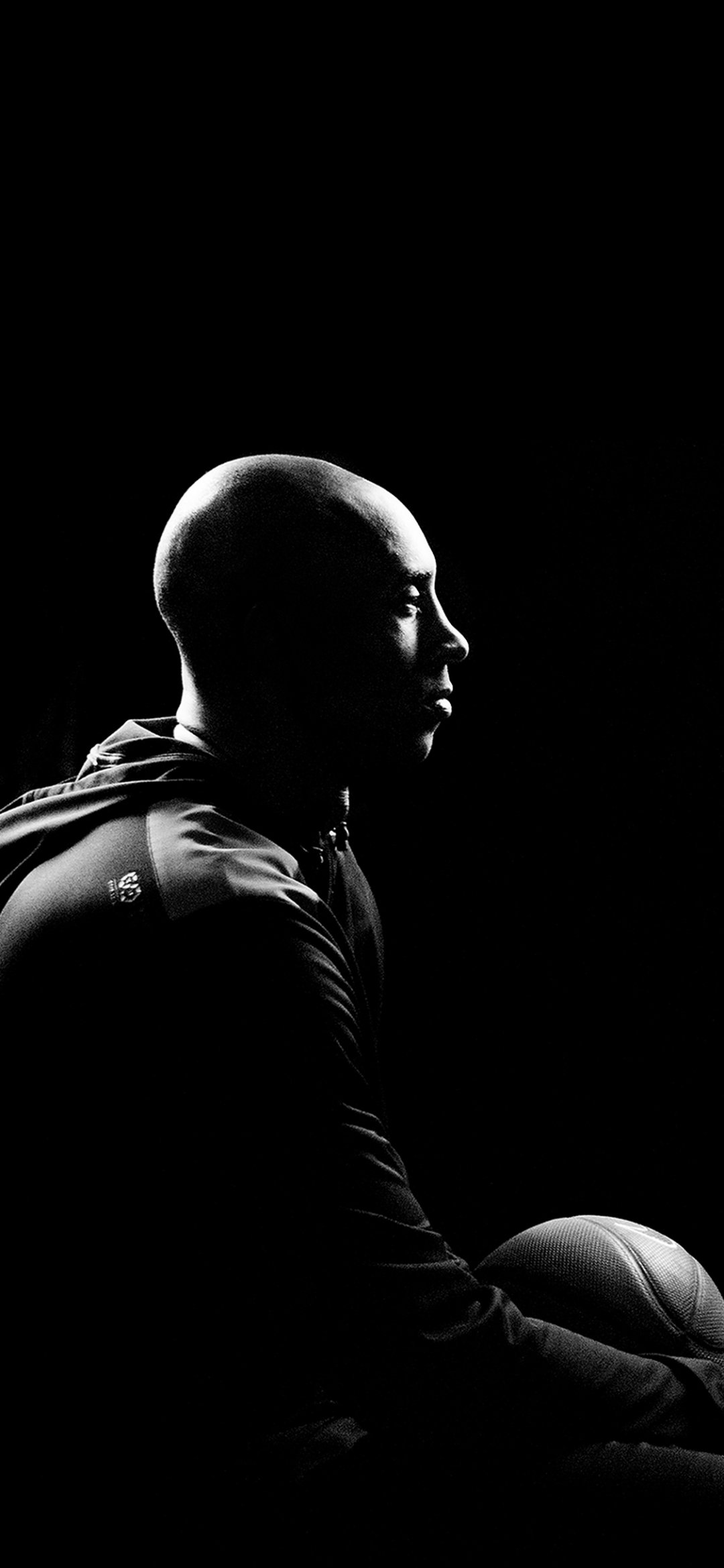 科比手抱篮球的黑色写真