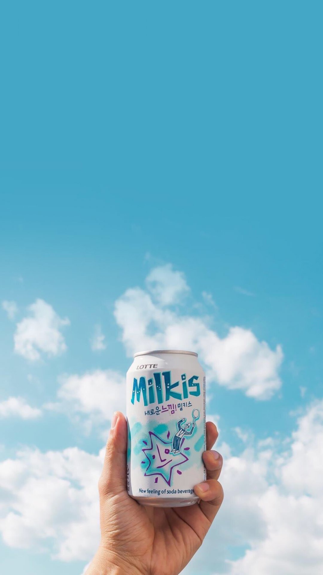 蓝天下的易拉罐饮料风景壁纸