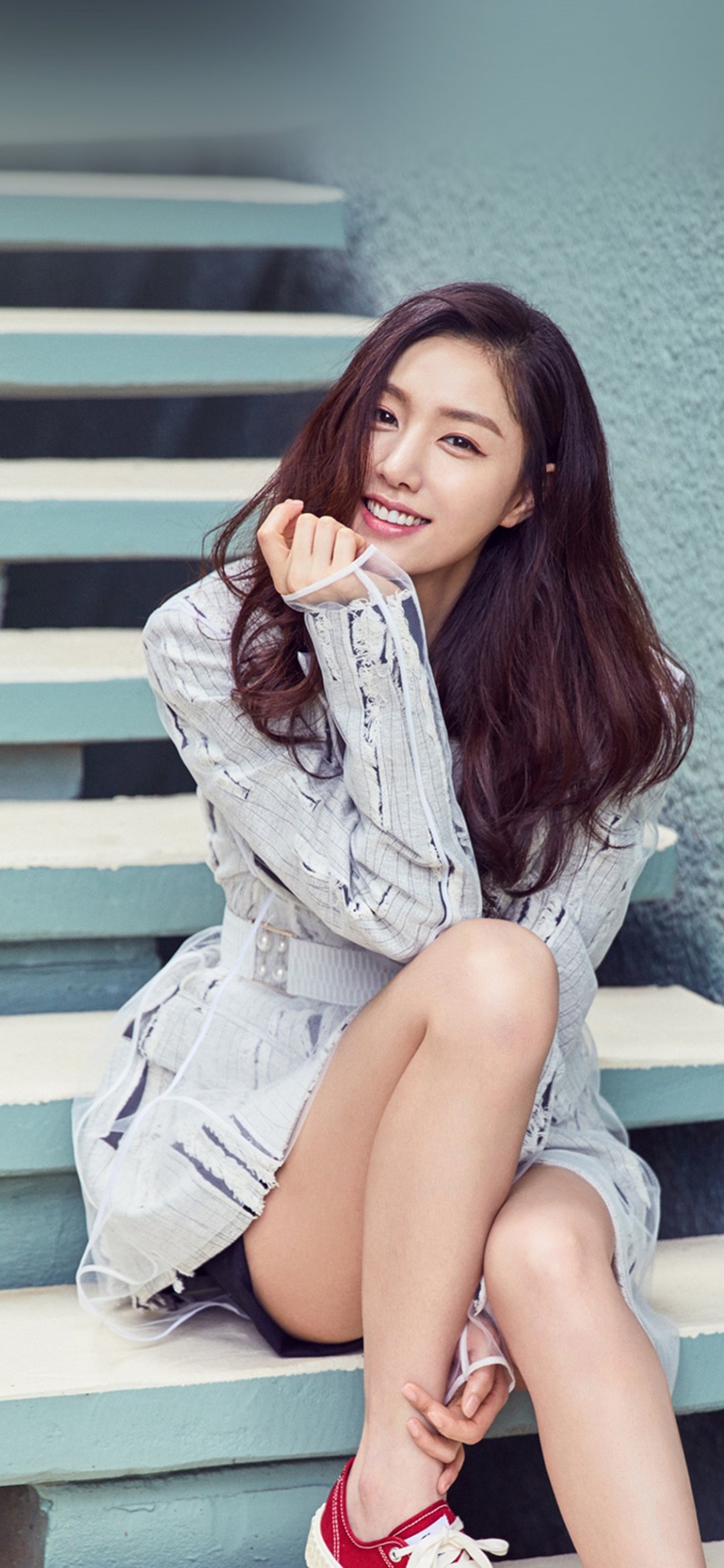 坐在台阶上的大长腿清纯长发美女 高清图片 手机壁纸