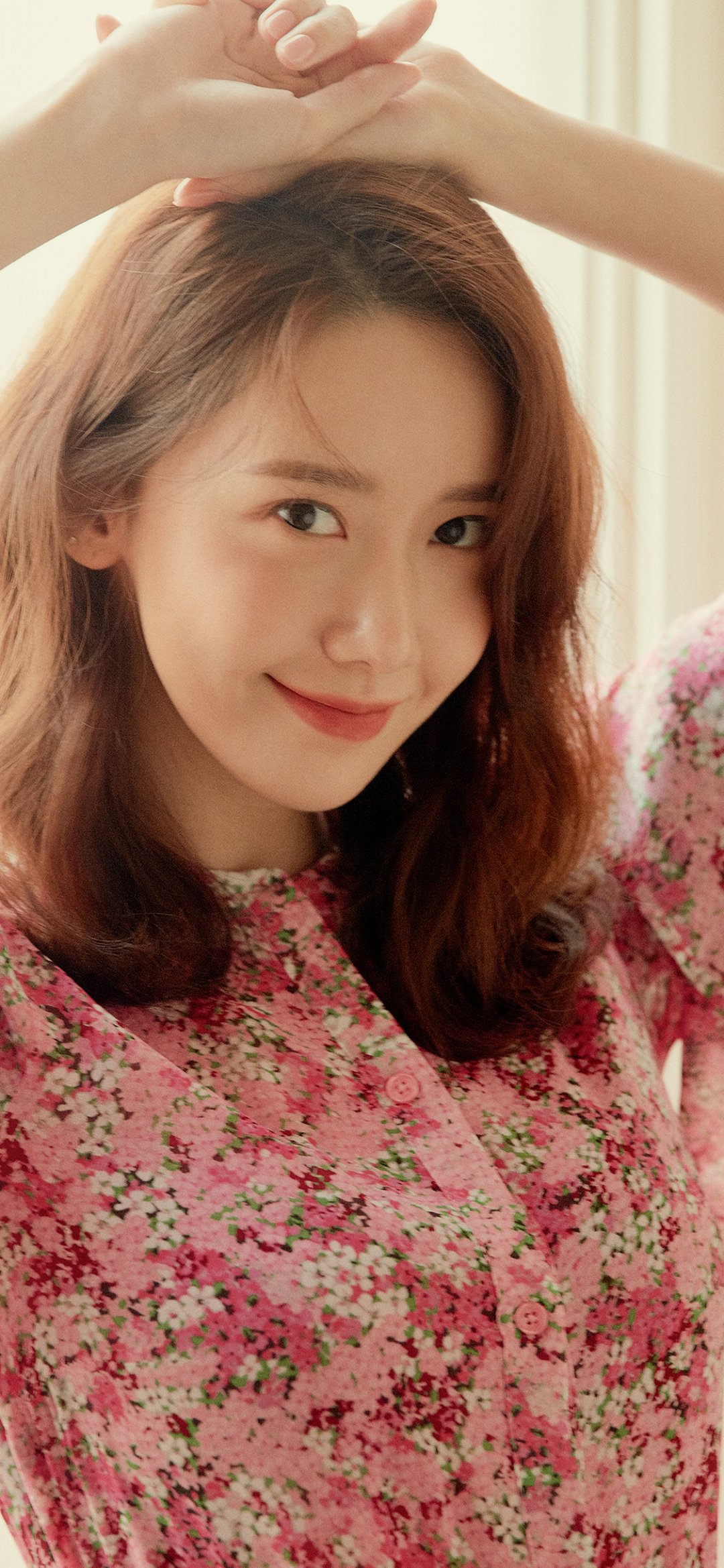 穿粉红花衬衫的韩国明星林允儿,高清图片,手机壁纸