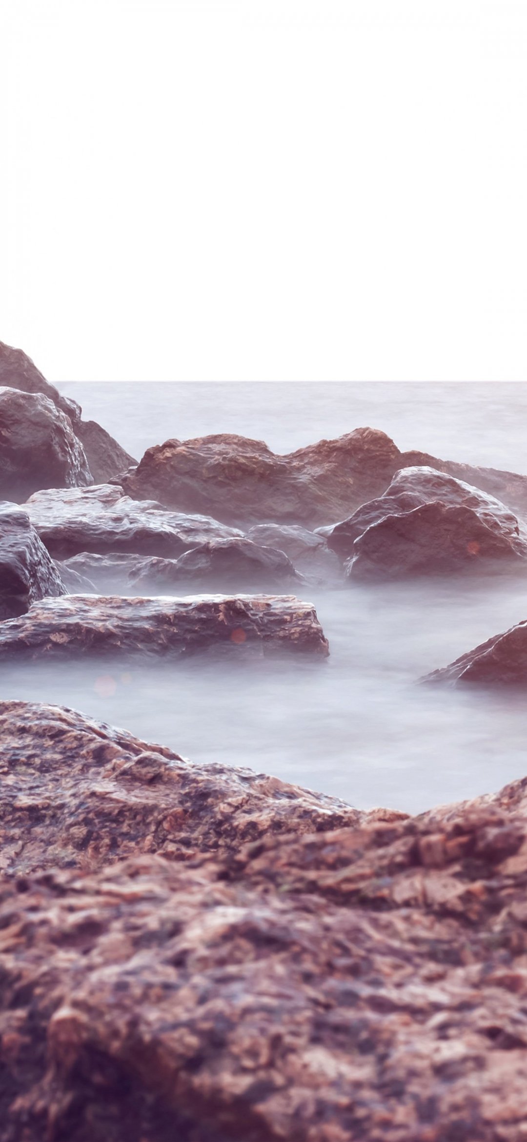 水雾弥漫的海边礁石高清