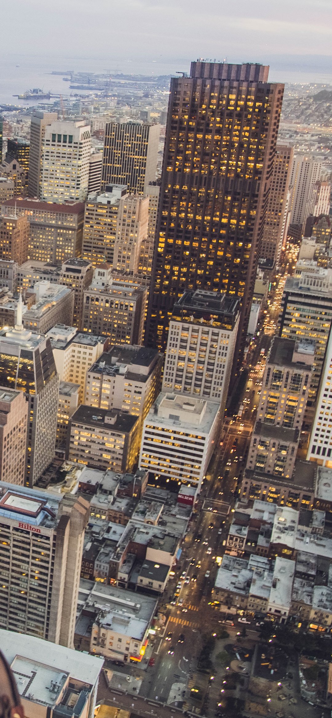 欧美平地城市灯火阑珊的办公楼建筑航拍