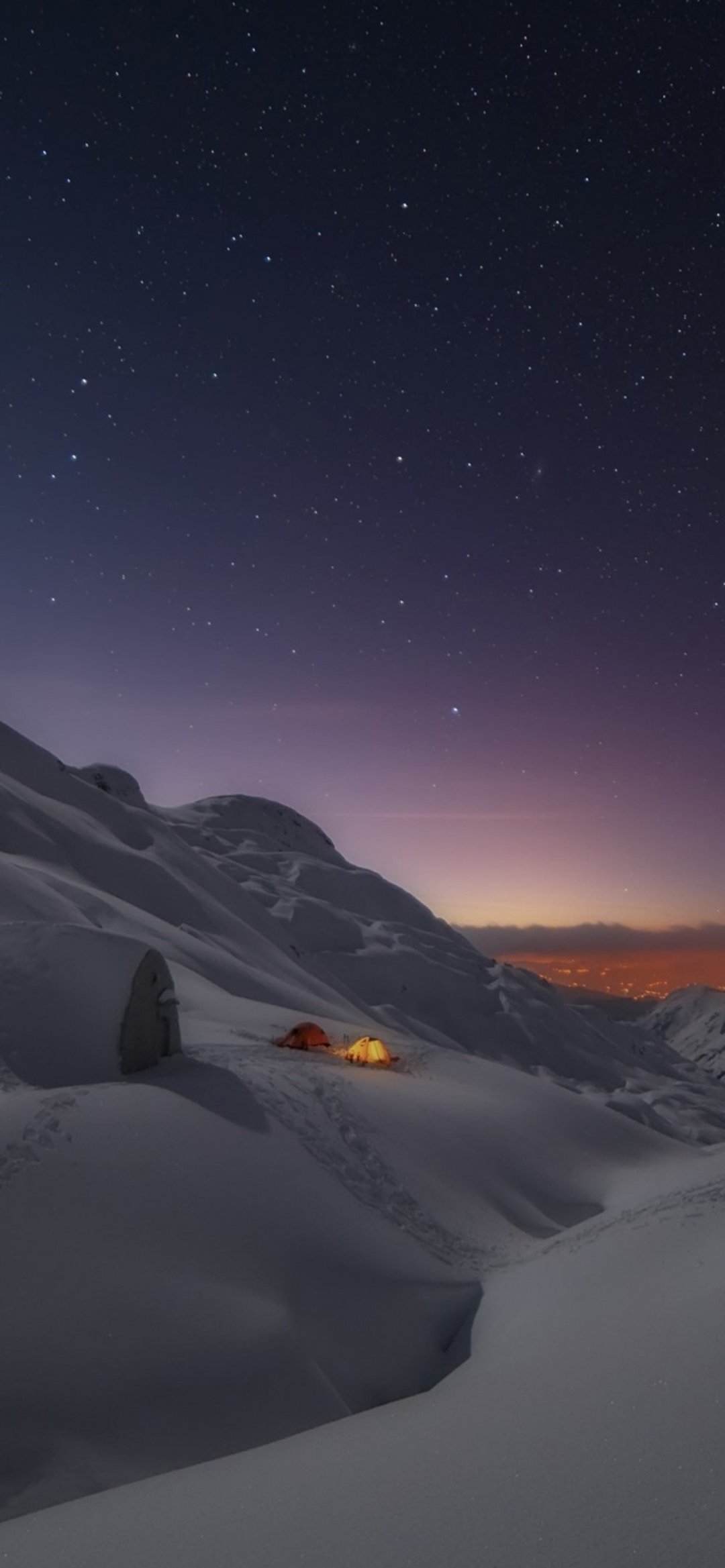 极寒之地的雪山,山中营的帐篷篝火
