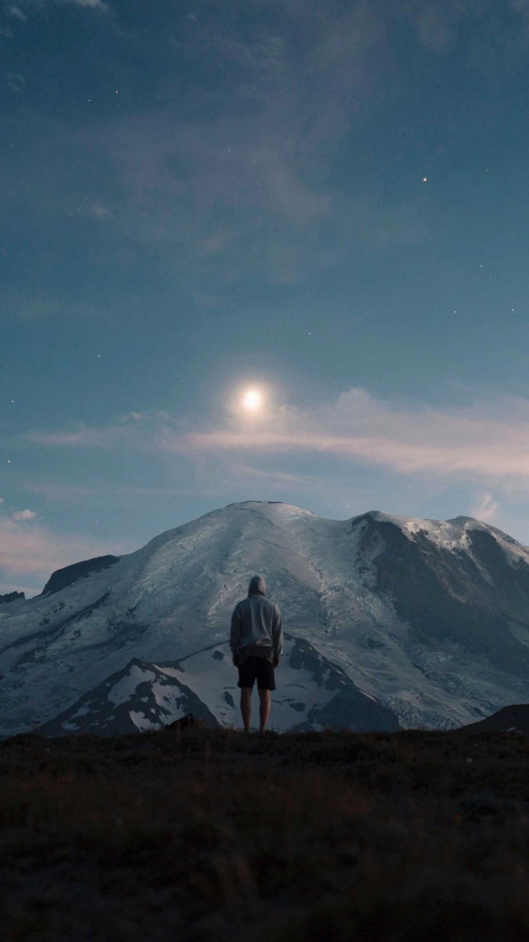 站在山顶看日落的登山少年风景壁纸