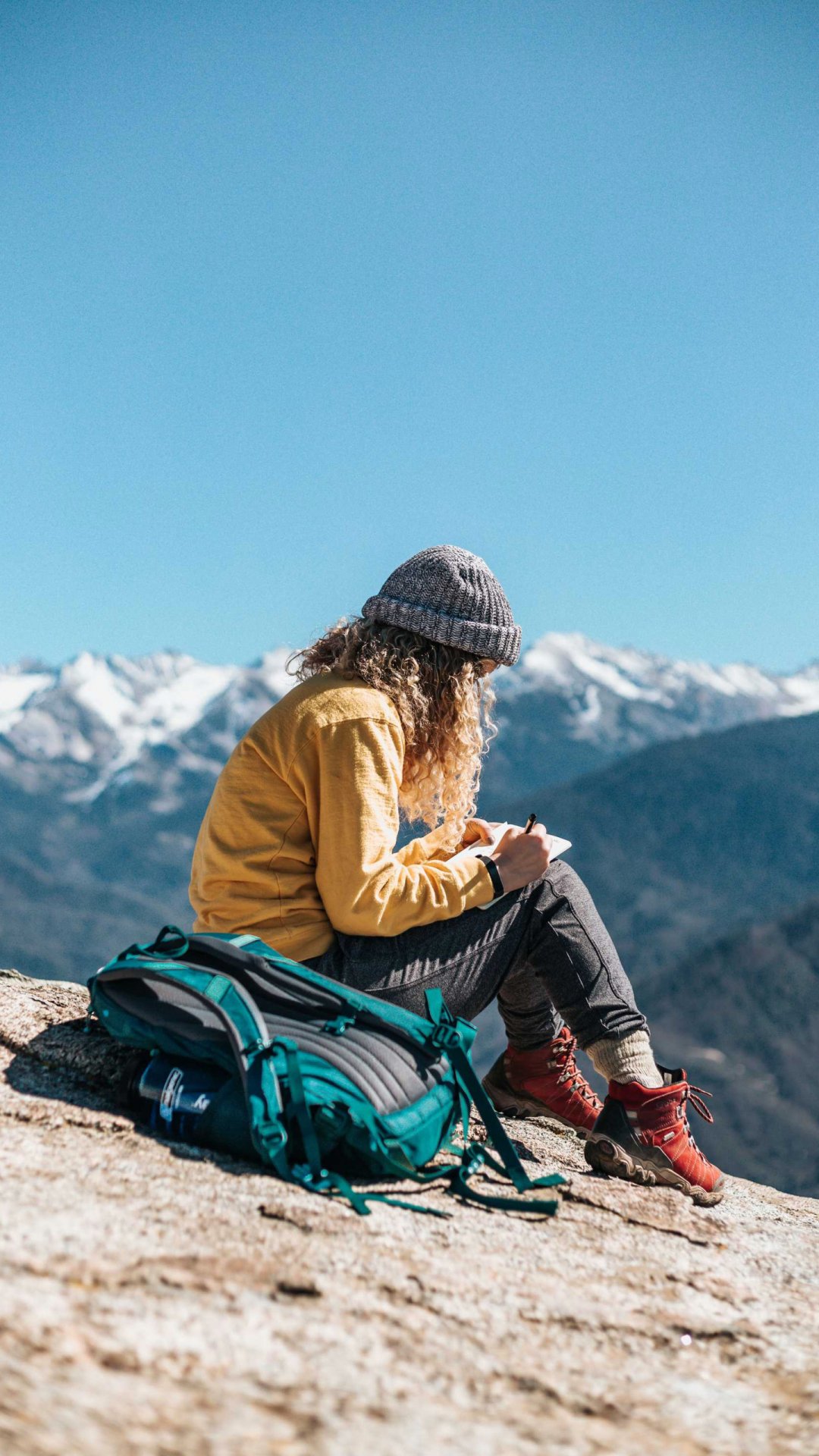 在大山顶写生的欧美美女背包客