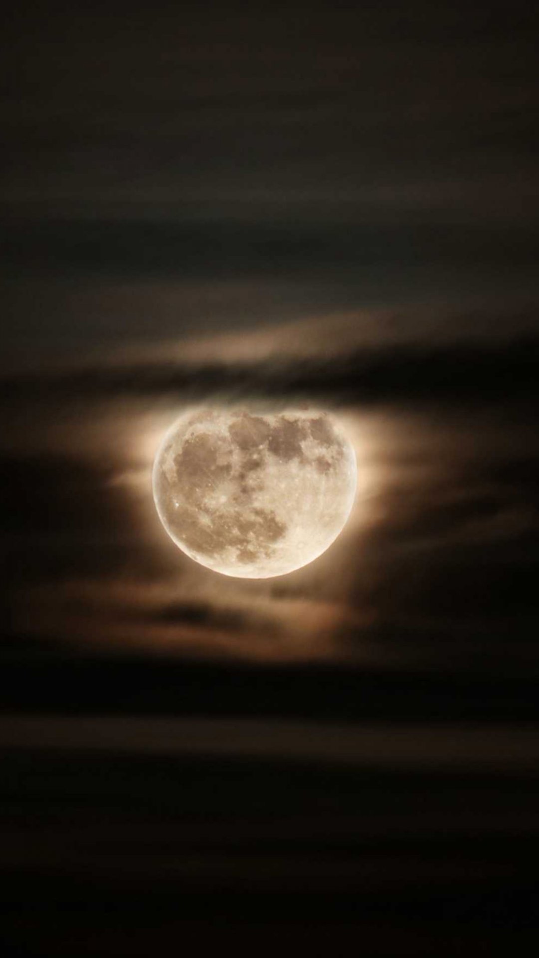 夜晚云层中的明亮圆月