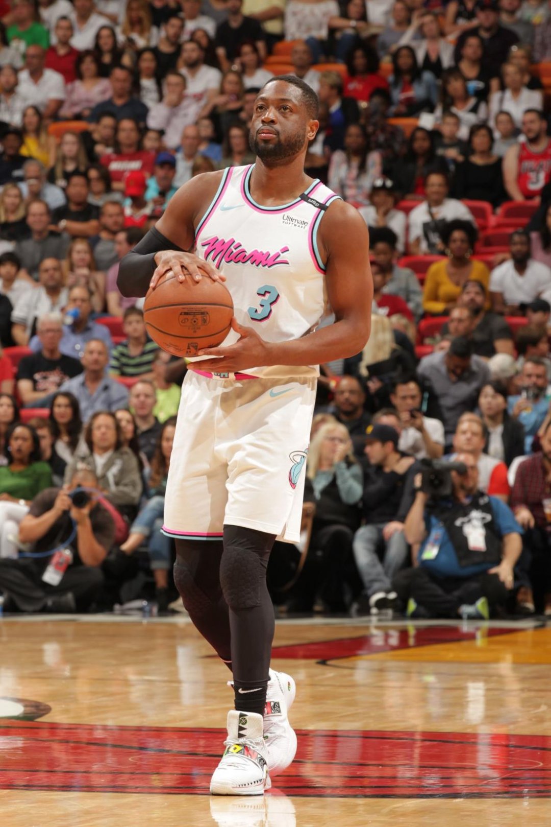 nba篮球明星闪现侠韦德中场休息期间画面