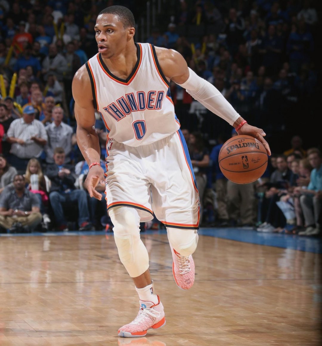 nba篮球明星韦少拉塞尔威斯布鲁克带球突破