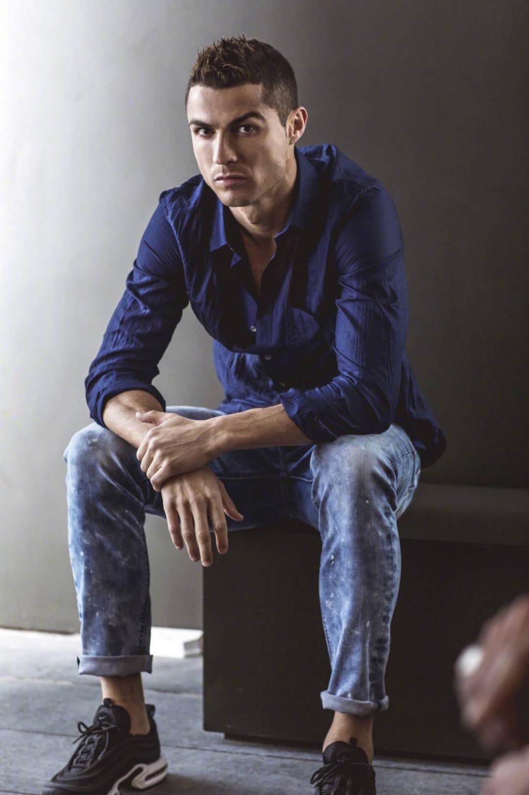 足球明星c罗休闲装场下