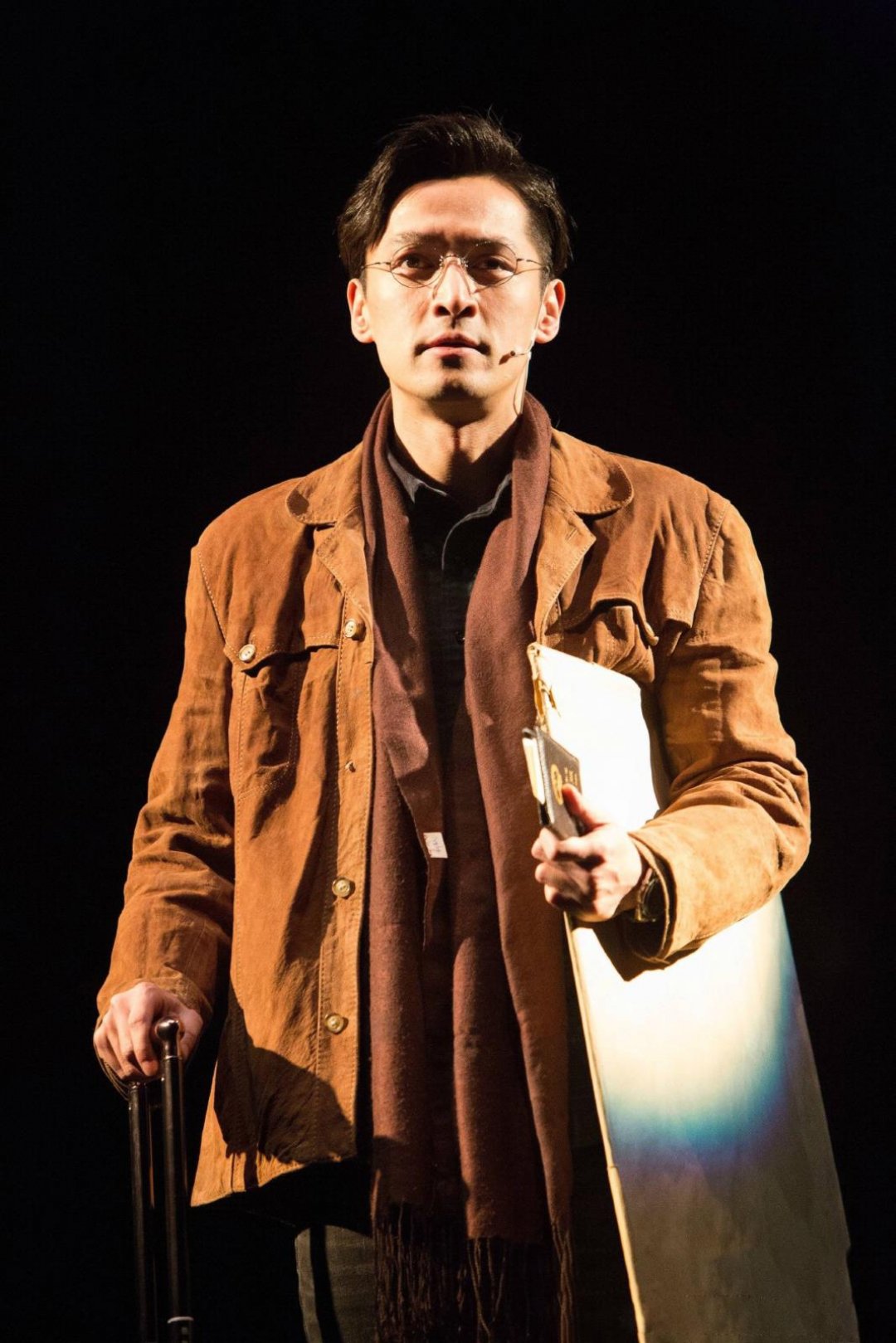 胡歌戴眼镜文质彬彬