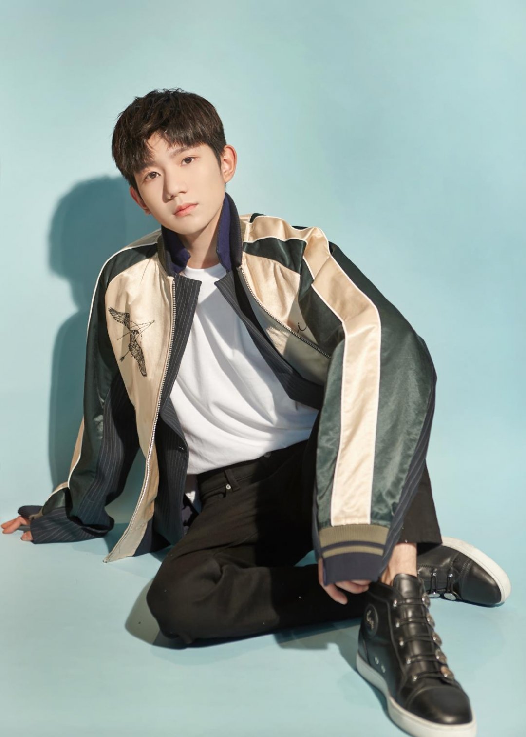 王源tfboys成员躺下自拍