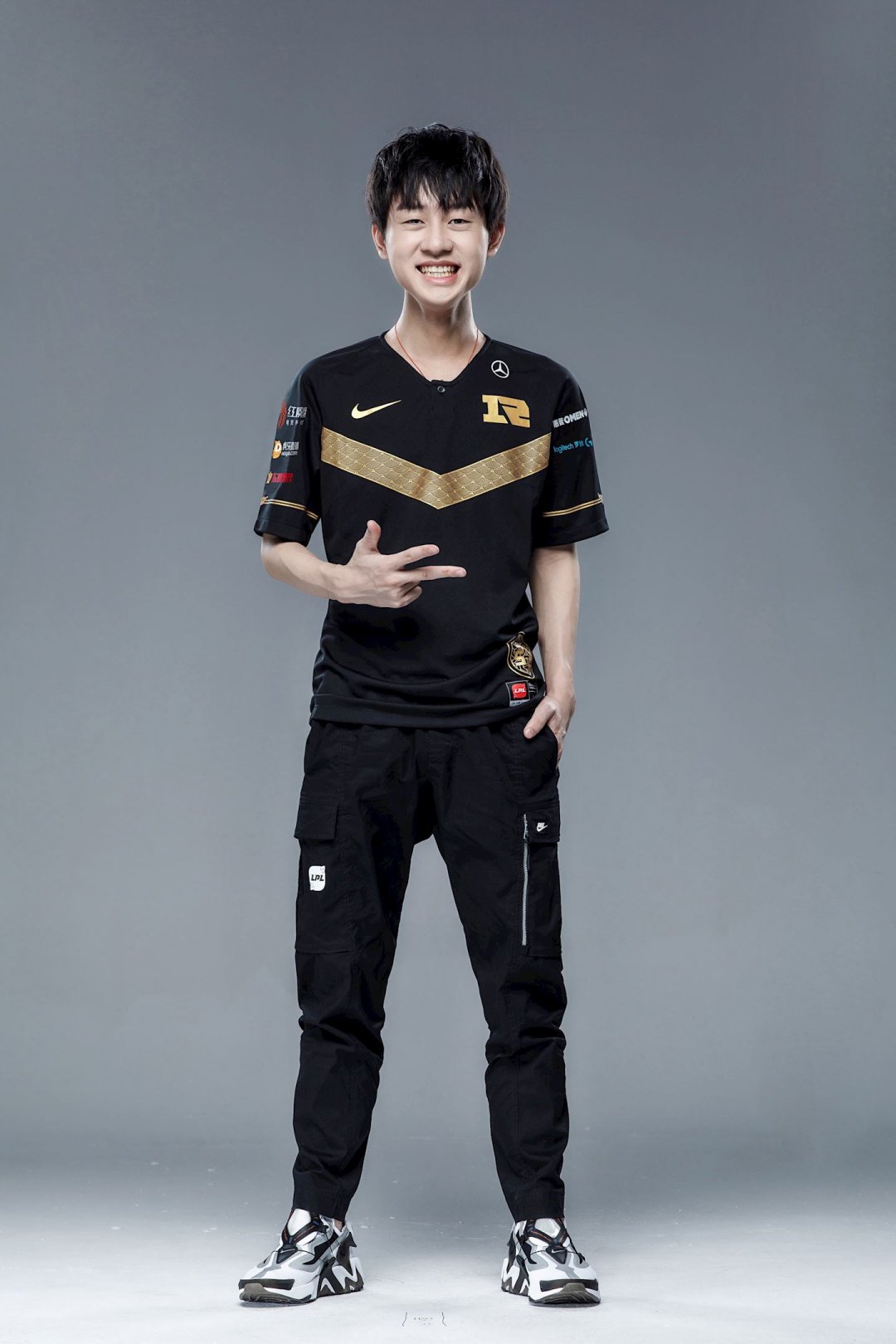 英雄联盟lol rng战队辅助史森明ming全身照