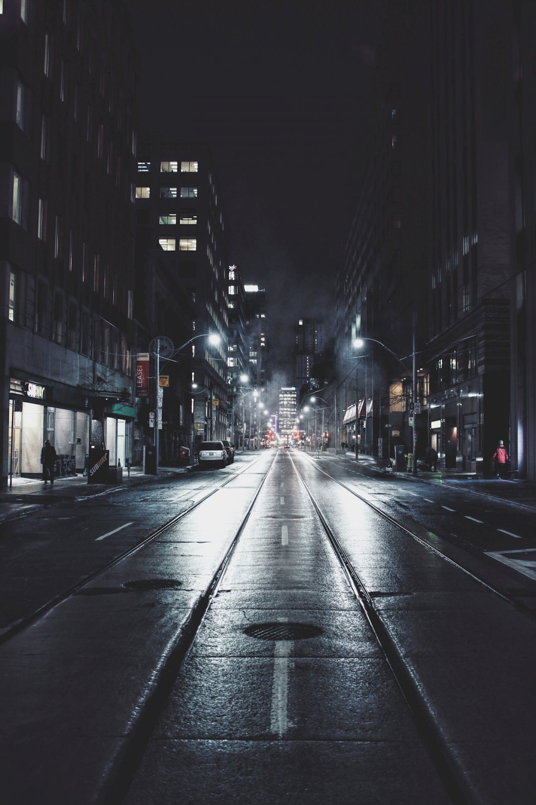 夜 黑暗 夜生活 在晚上的城市 城市 人 路灯 建