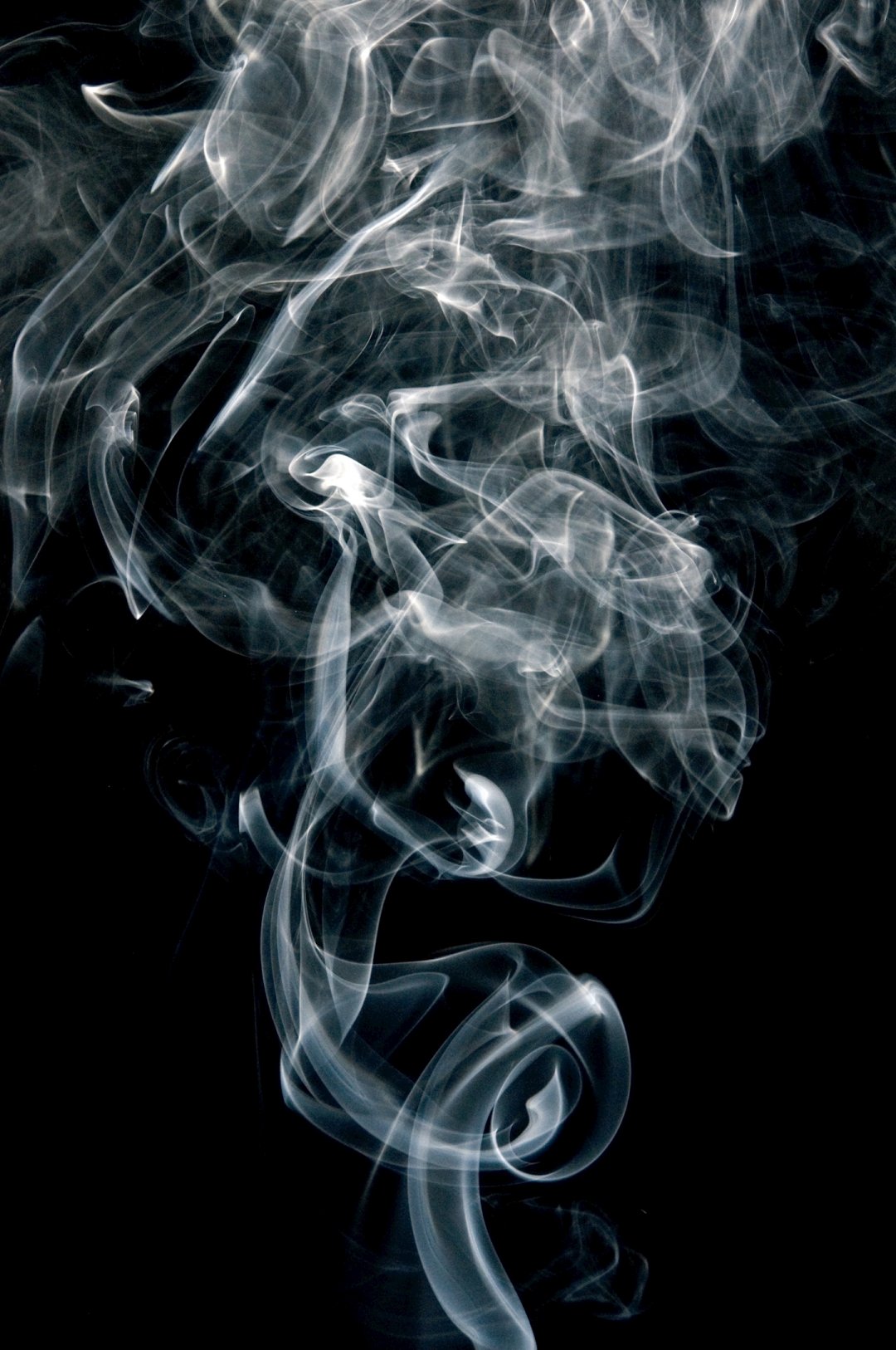 燃烧的香烟黑白图片