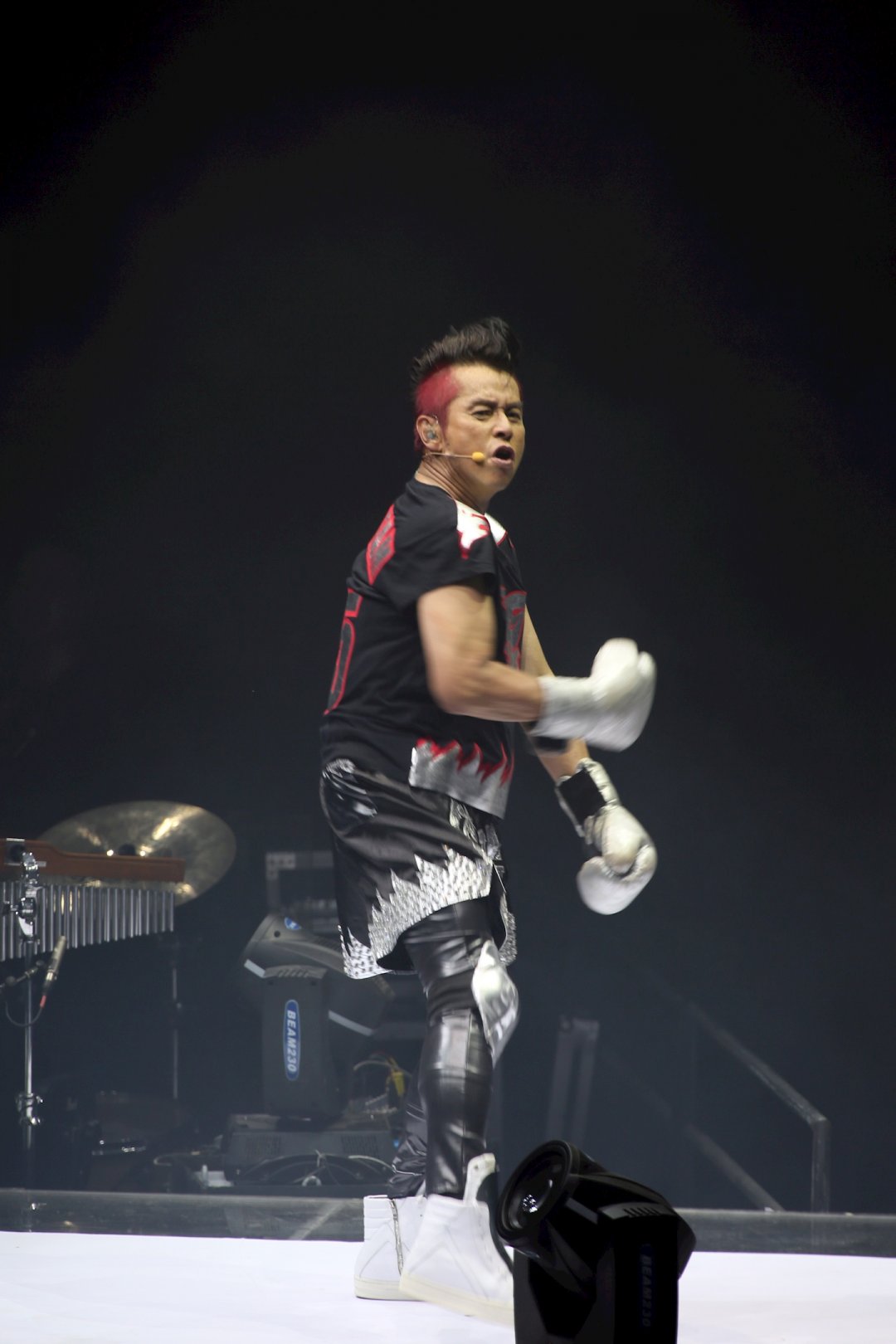 谭咏麟卖力演唱会