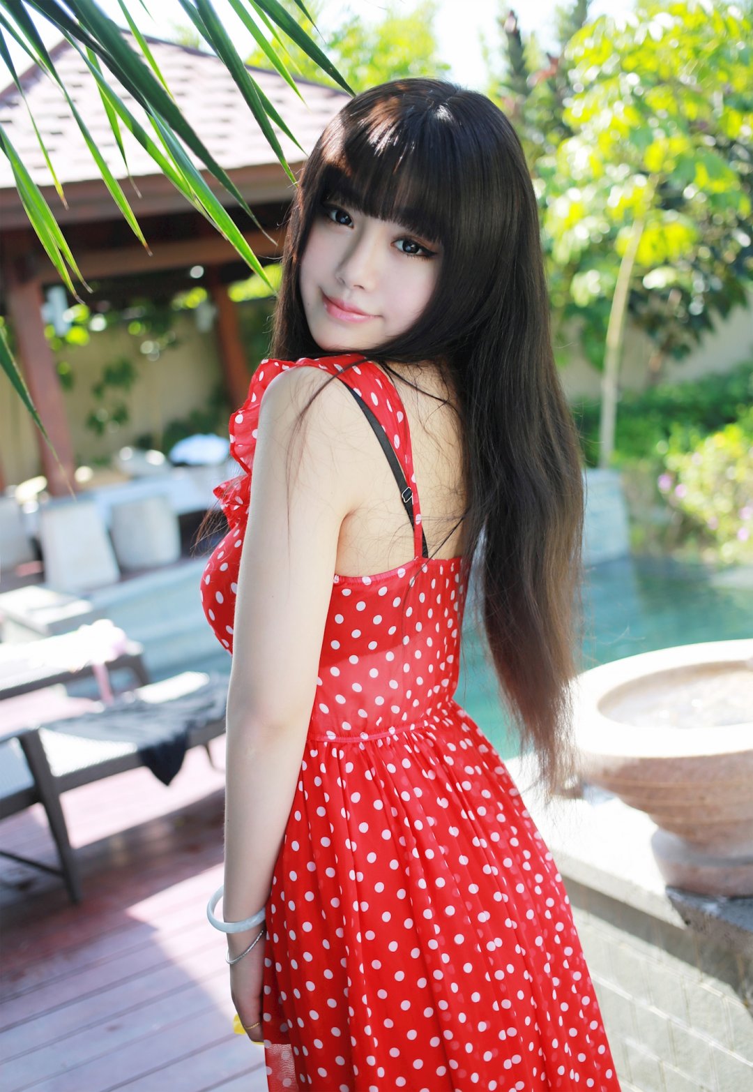 barbie可儿长发红色波点裙美女