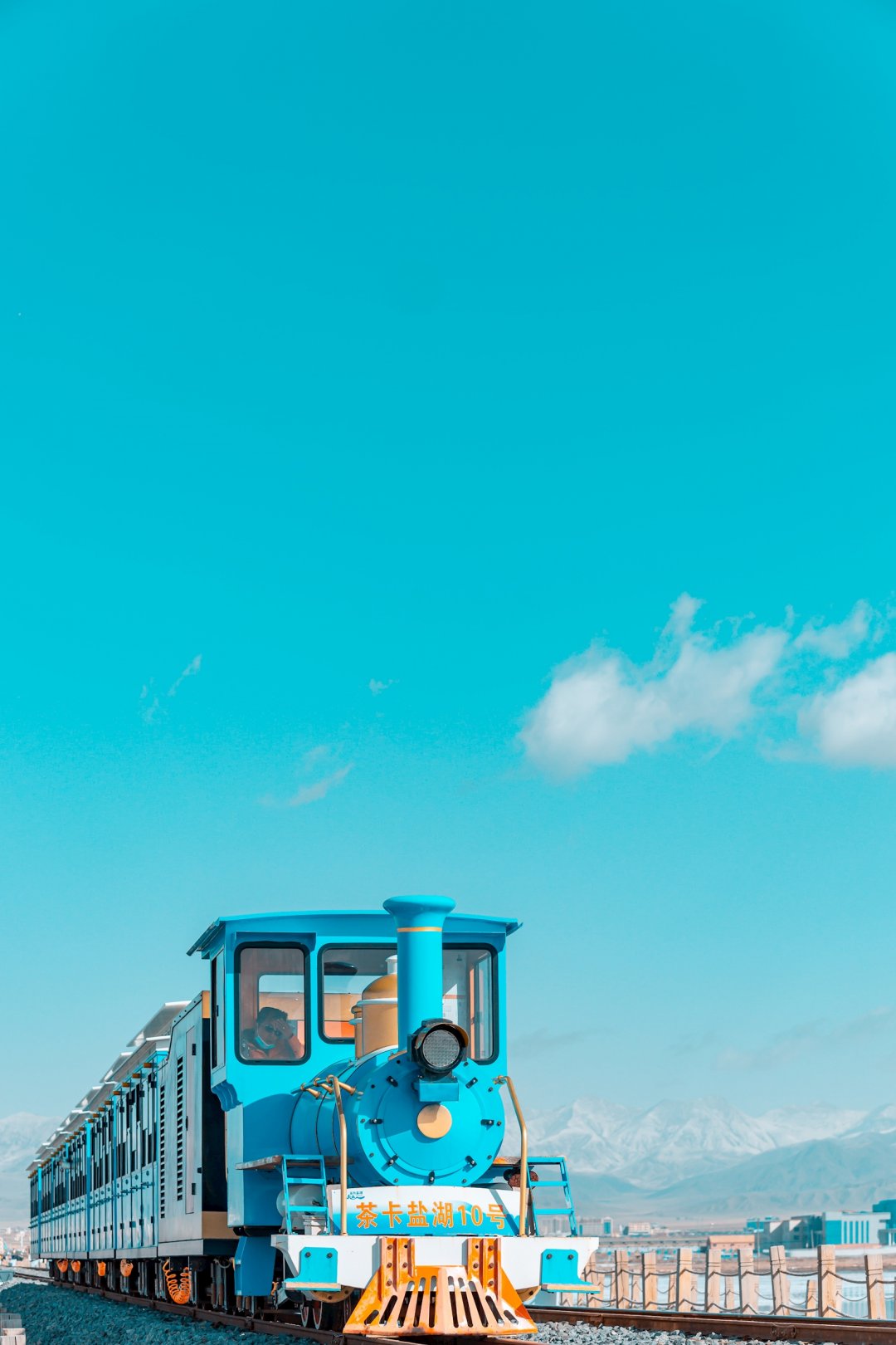 茶卡盐湖唯美小火车