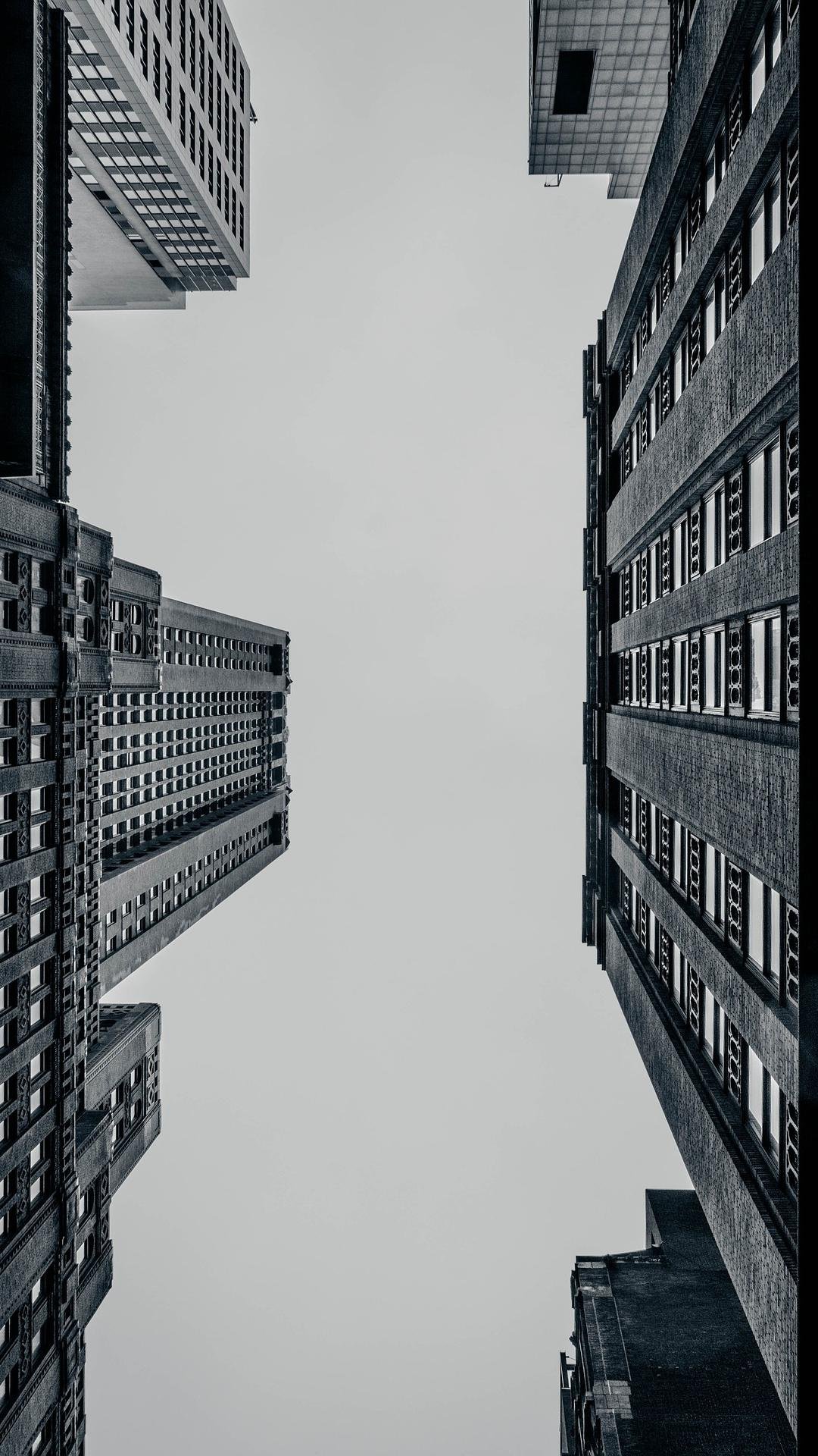 仰望摩天大楼的城市一角