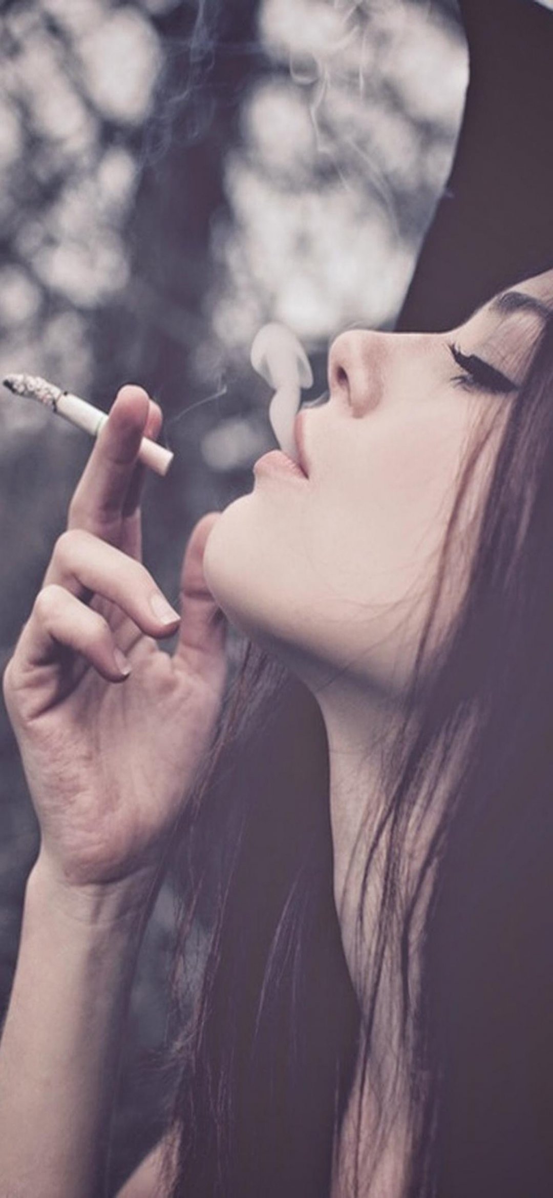 女孩吸烟