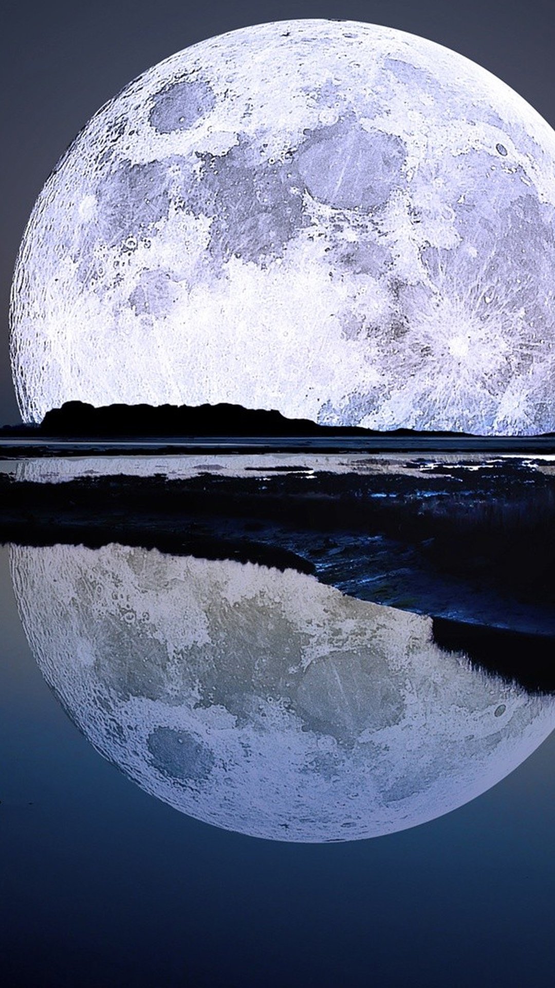 月亮洁白的倒影