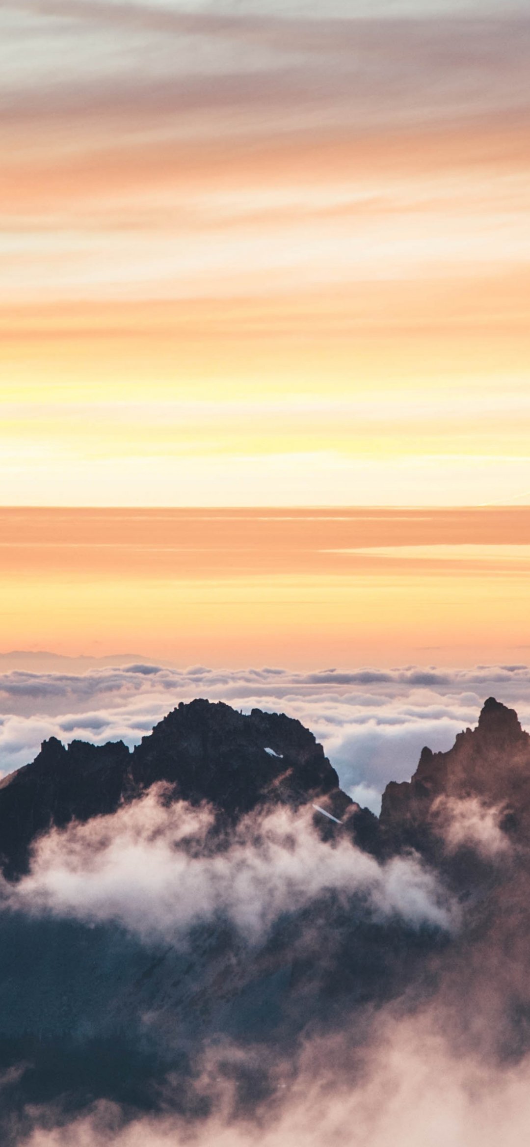 阳光下云气缭绕