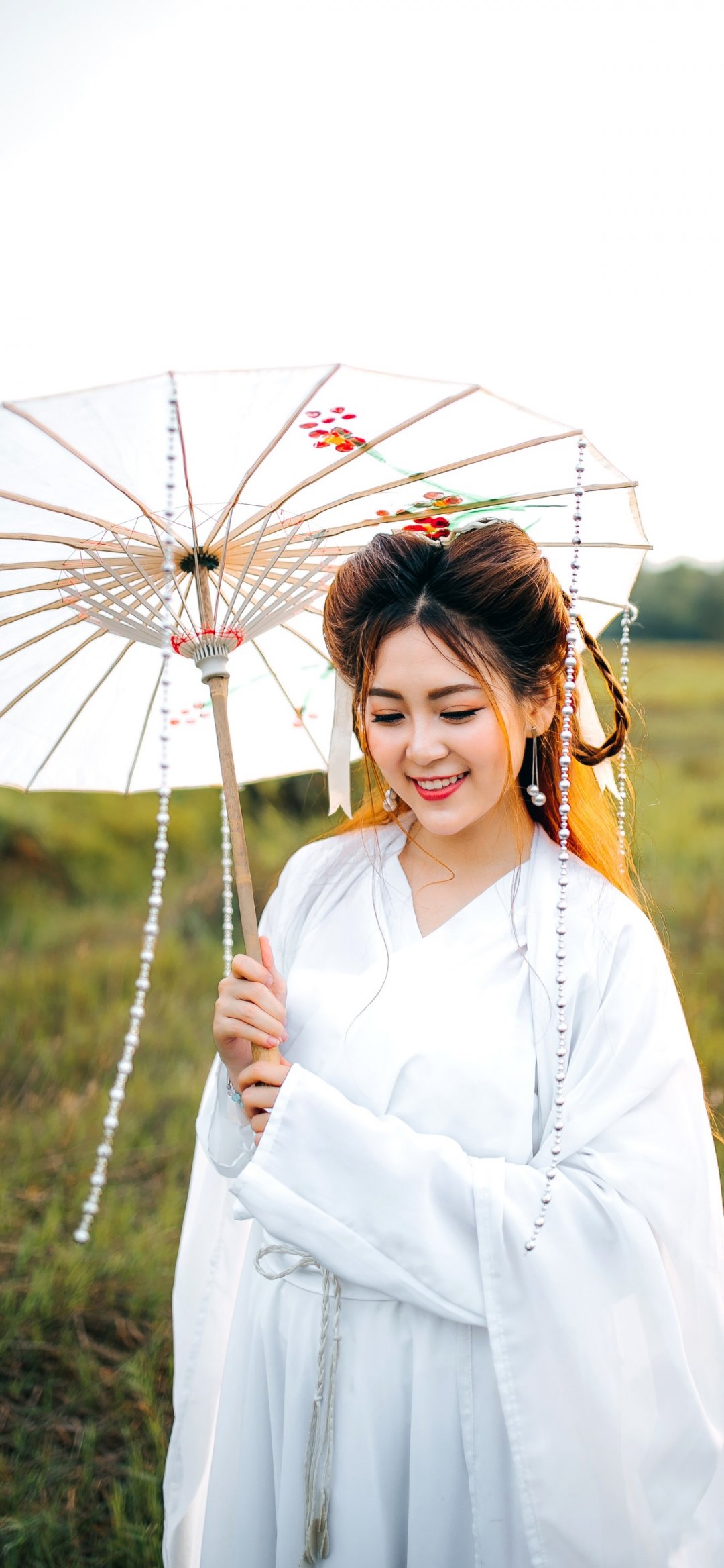 撑着油纸伞的白衣女子