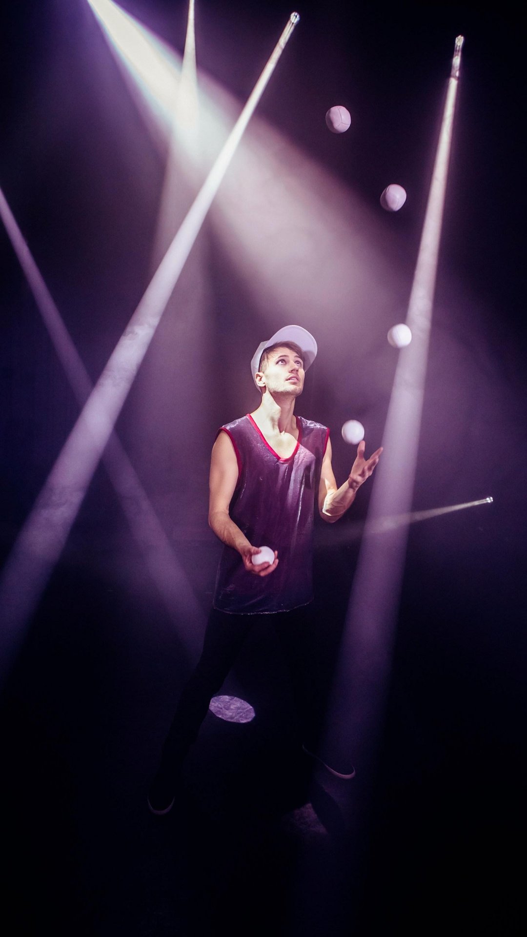 简介:一组精美的花式抛球,花式,抛球, 标签:帅气帅哥帅哥杂技花式抛球