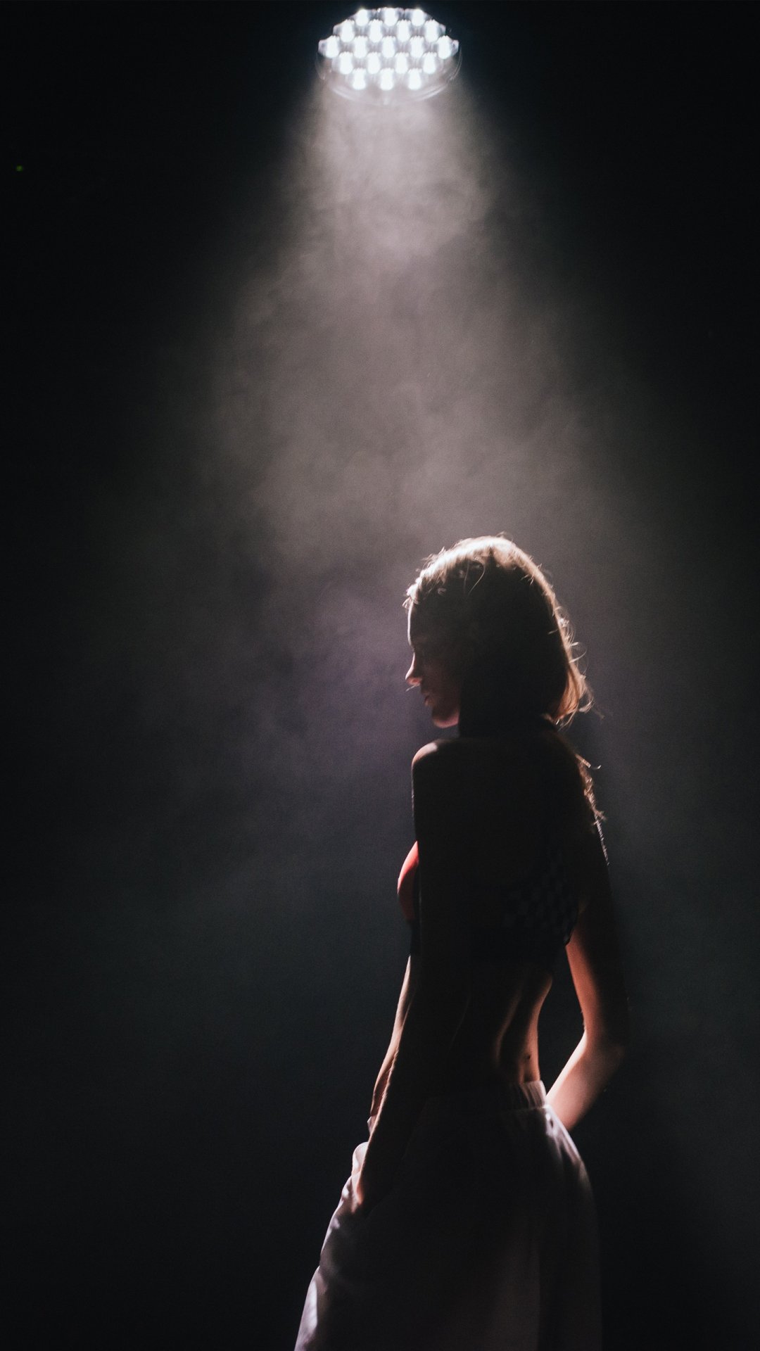 聚光灯下的美女