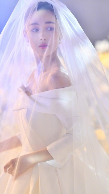 张馨予婚纱照