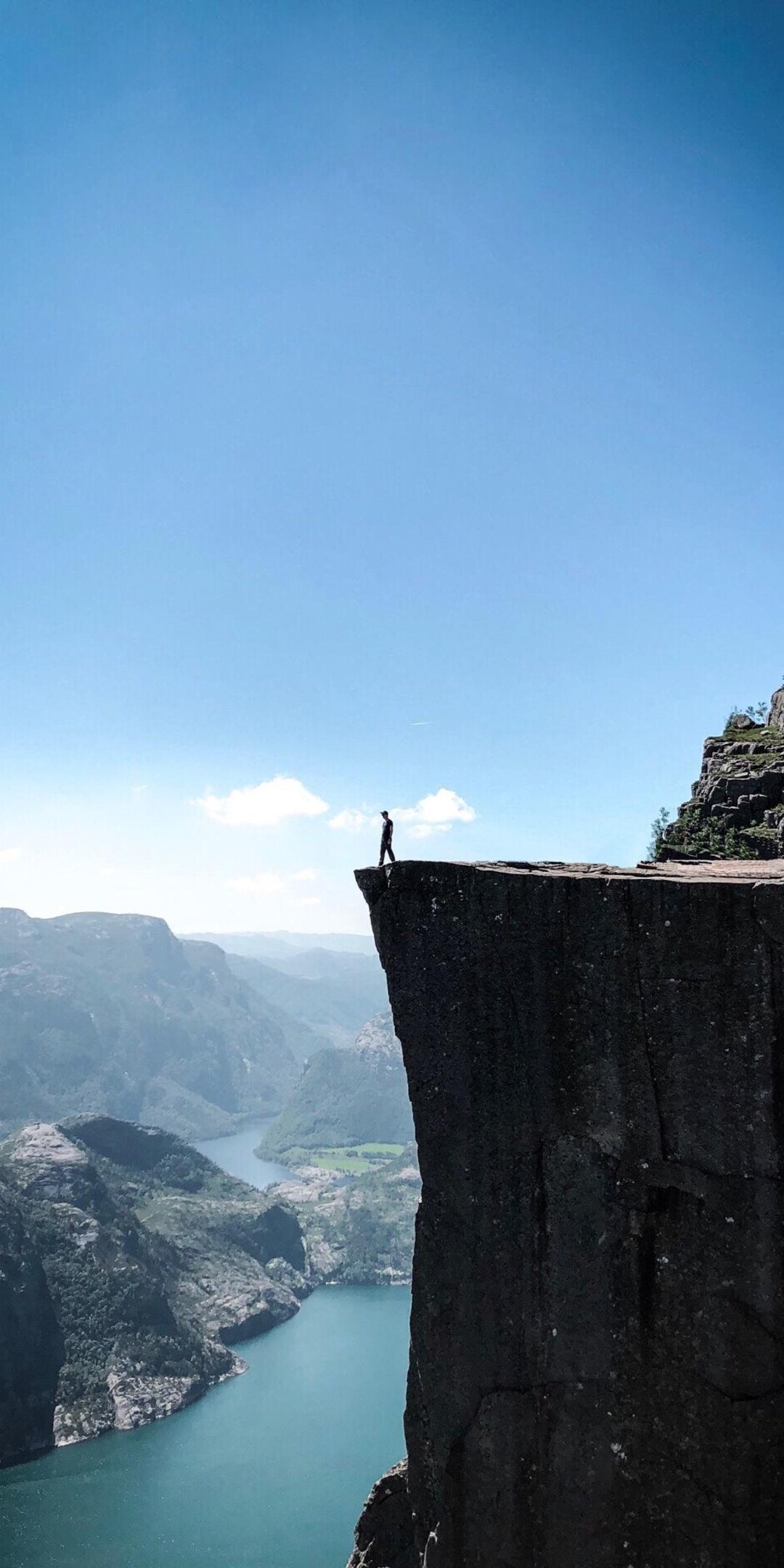 悬崖上孤独的人