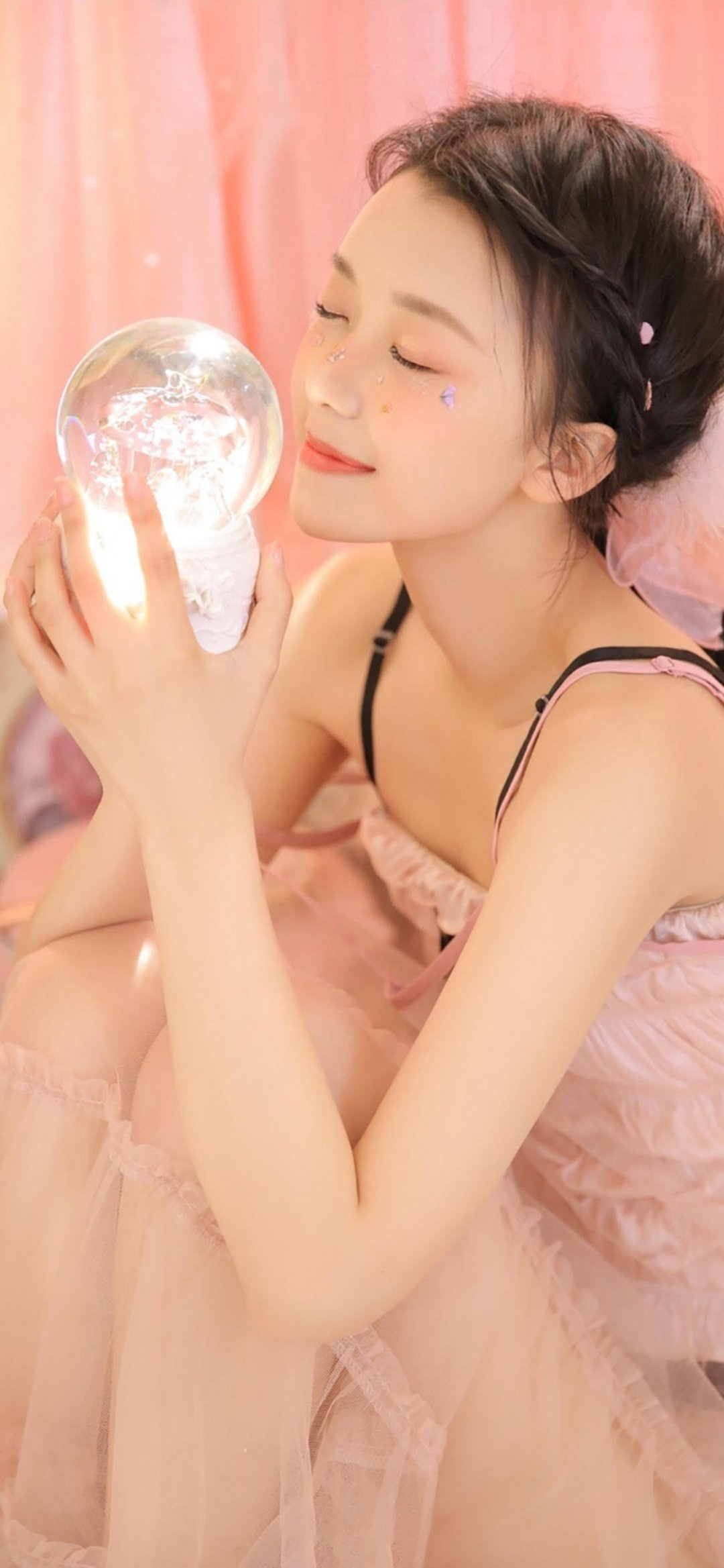 向水晶球许愿的清纯美少女,高清图片,手机壁纸