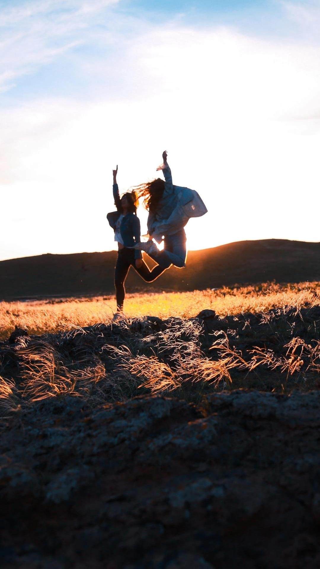 在草原嬉戏的闺蜜