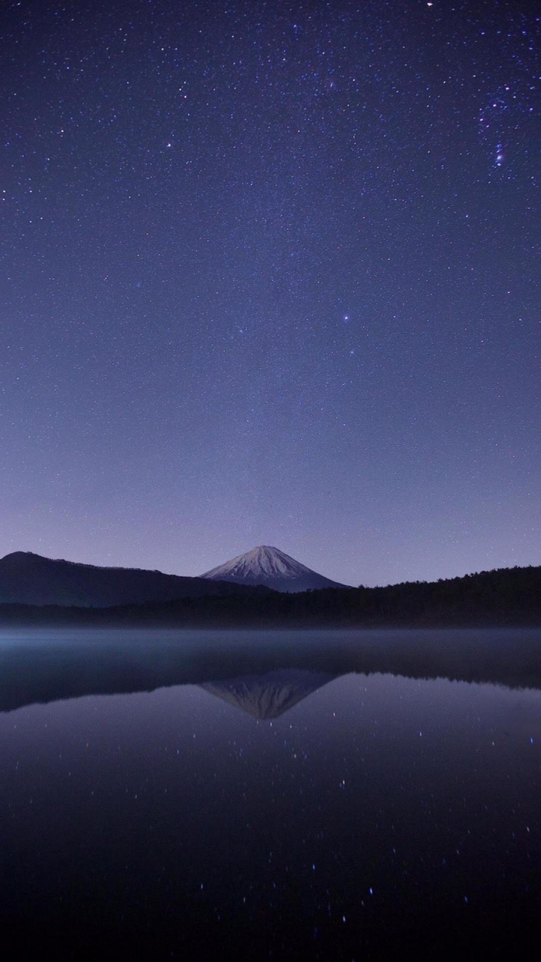 滿天繁星夜空下的雪山