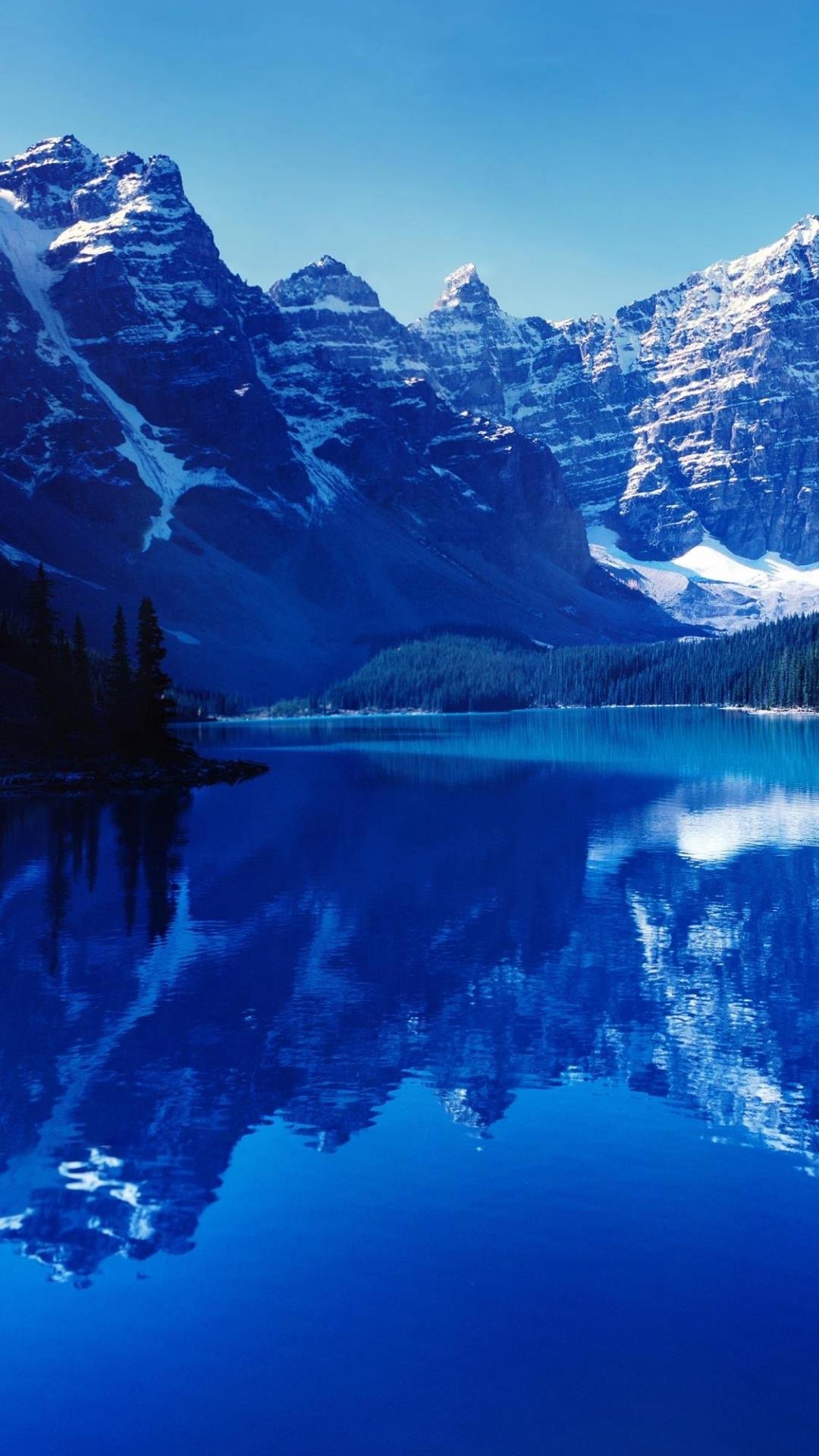 湖水倒映出的美景