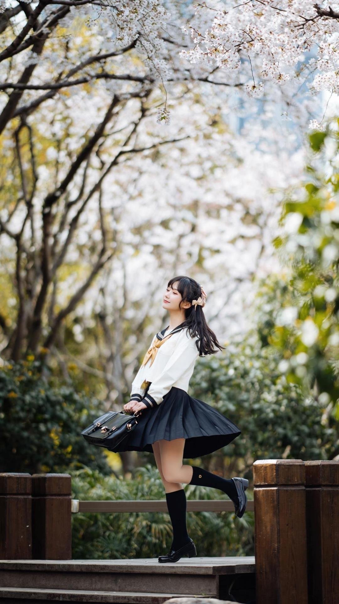 樱花树下甜美俏皮少女可爱户外迷人