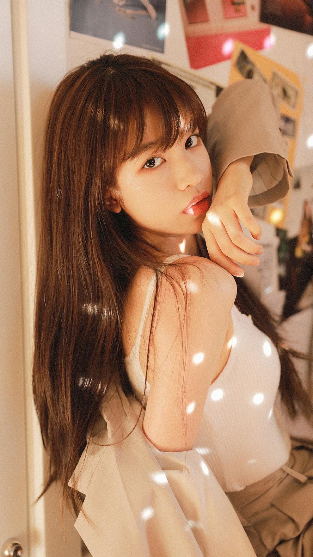 美艳女神妩媚撩人性感吊带写真