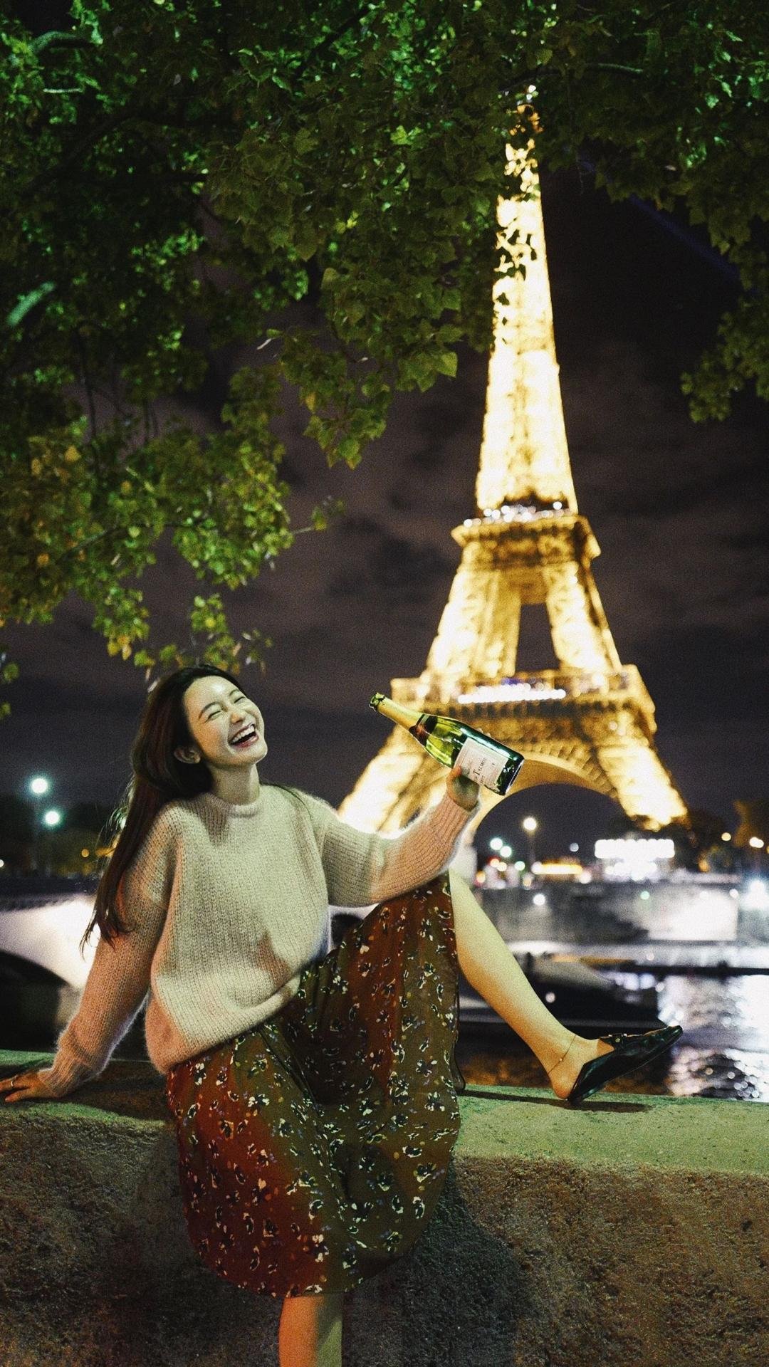 埃菲尔铁塔下独自饮酒的女孩