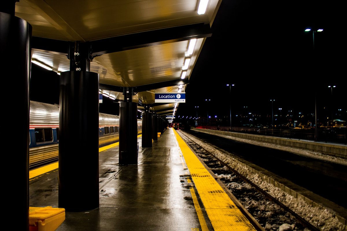 车站照片晚上图片