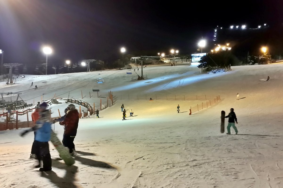 夜晚滑雪場圖片,高清圖片