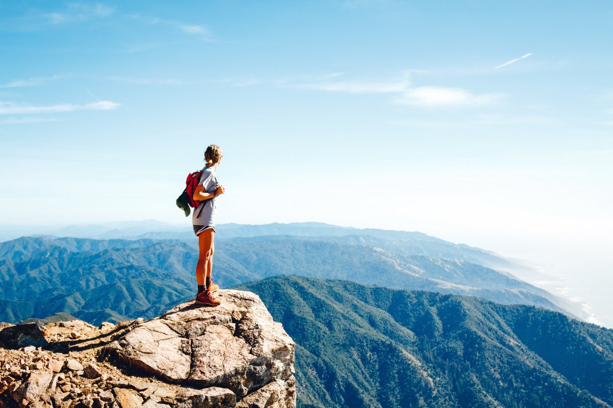 美女户外登山图片