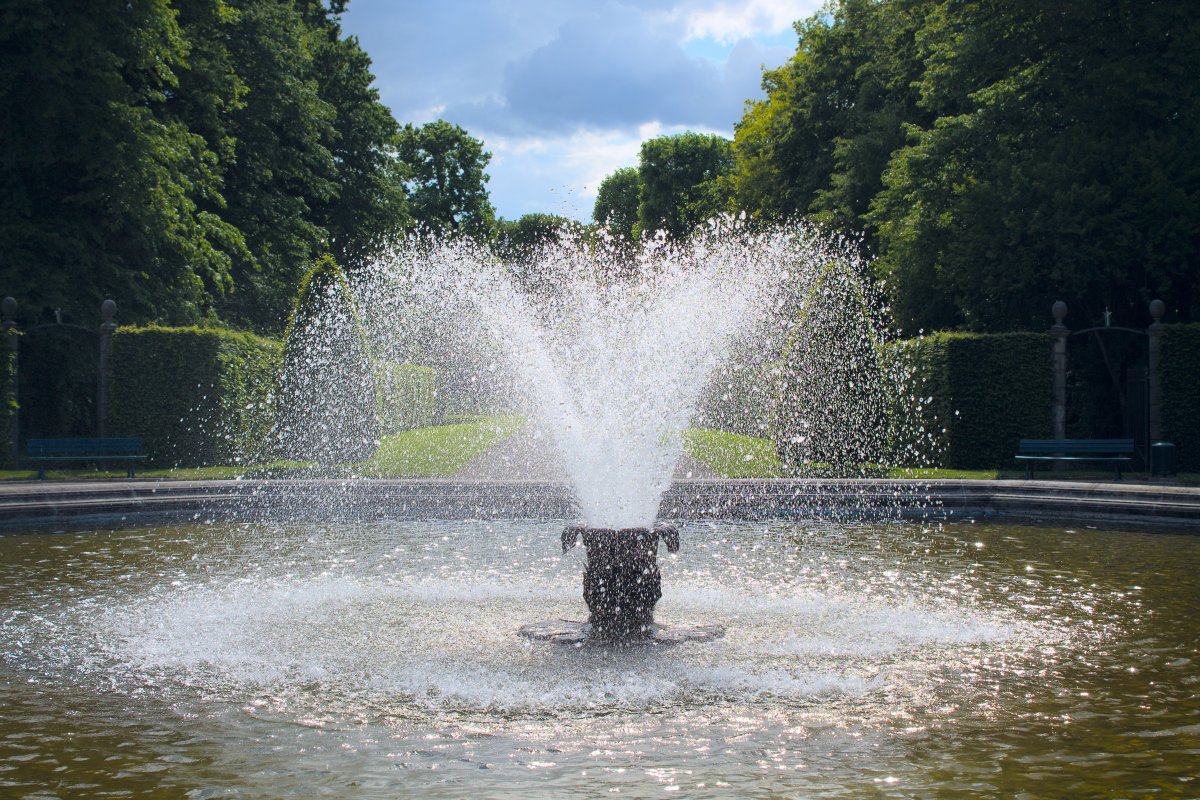 公園噴泉池水花圖片