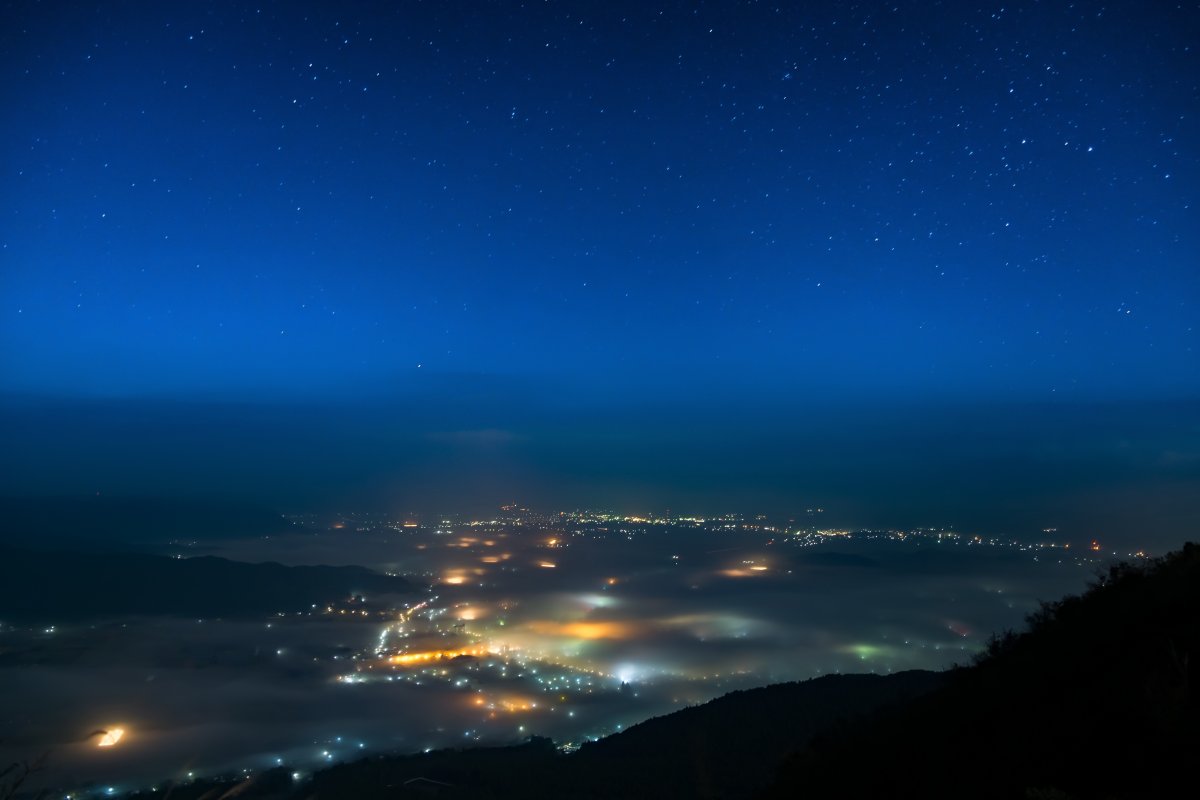 星空下的城市夜景图片