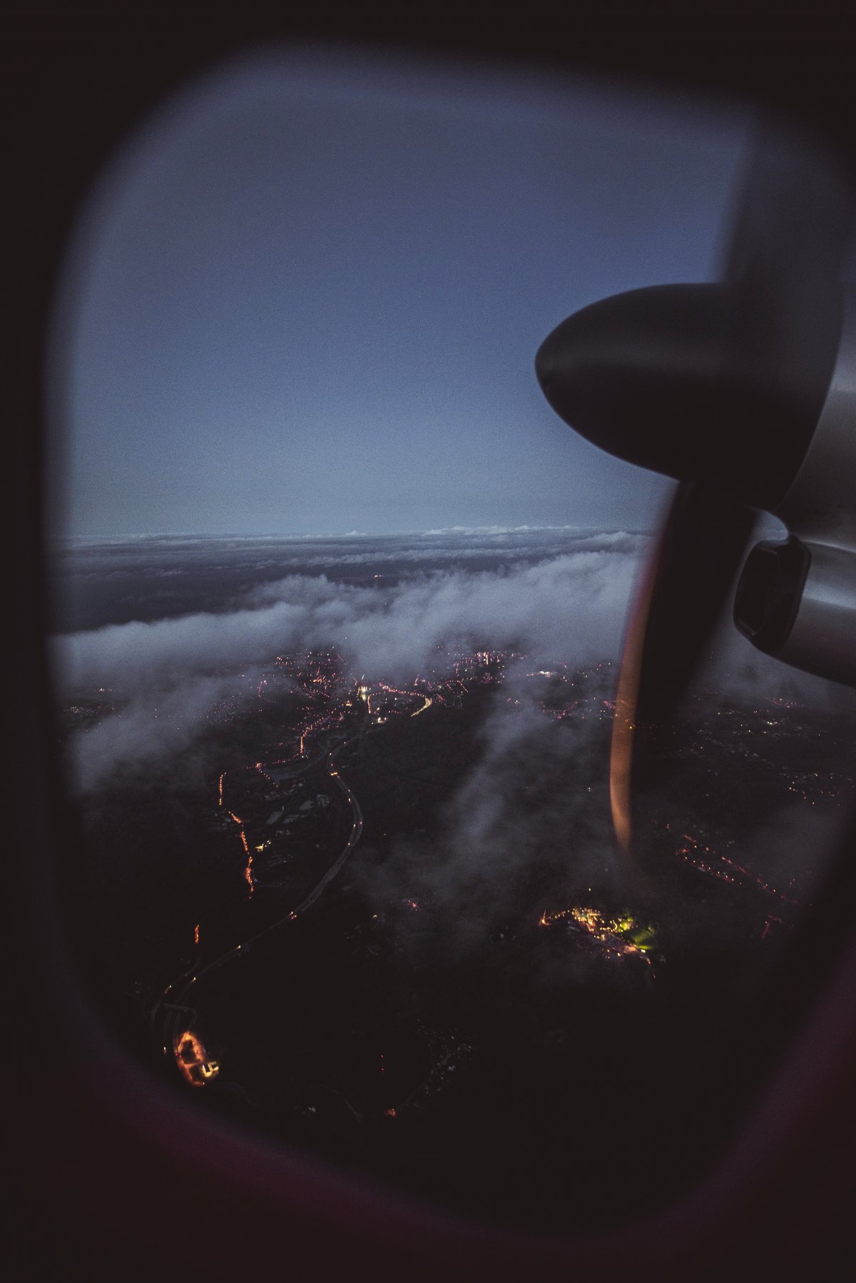 晚上坐飞机的夜空图片图片