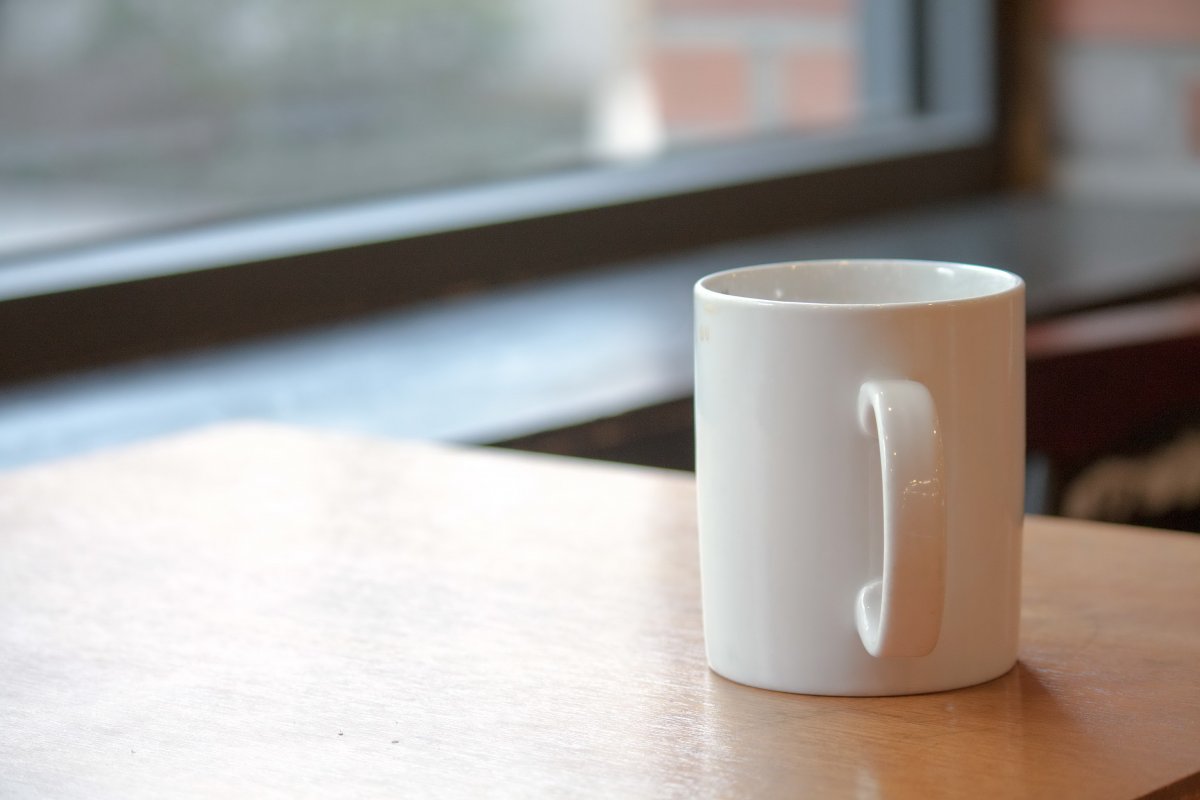 白色陶瓷杯子图片