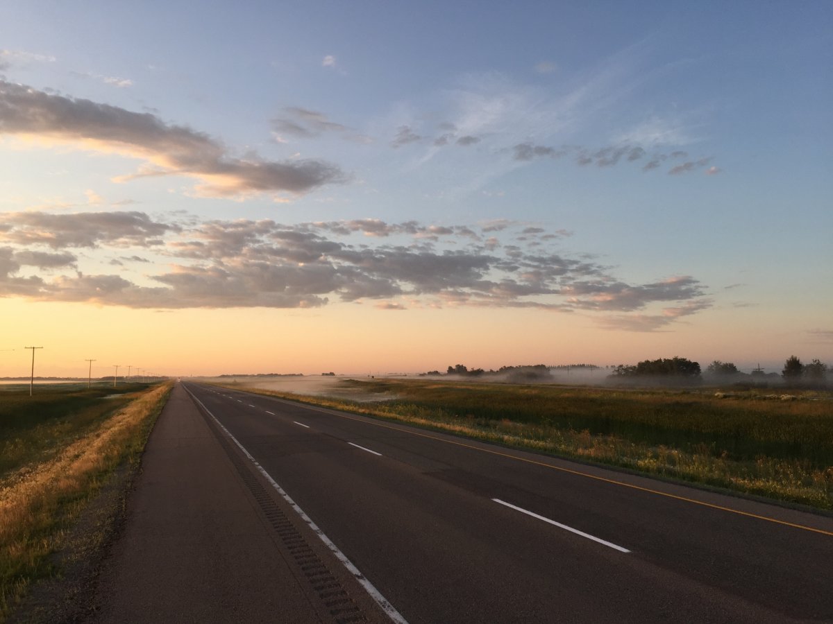 夕陽下的柏油路風景