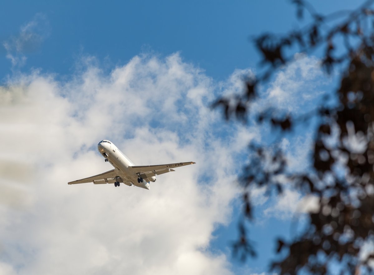 空中飛行飛機素材圖片