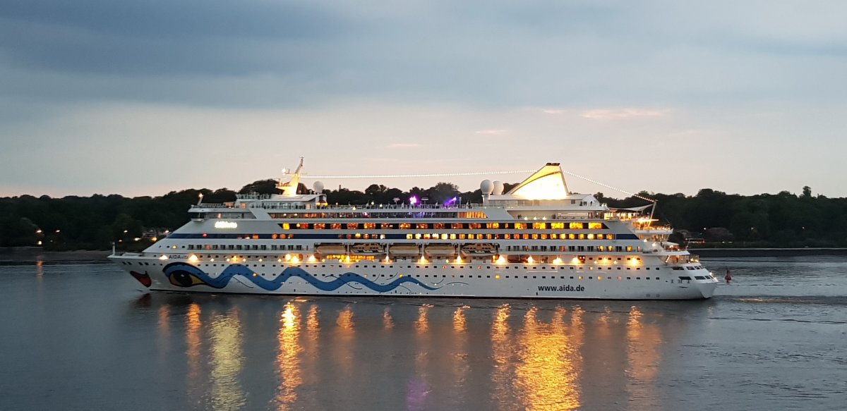 中型旅游客船图片