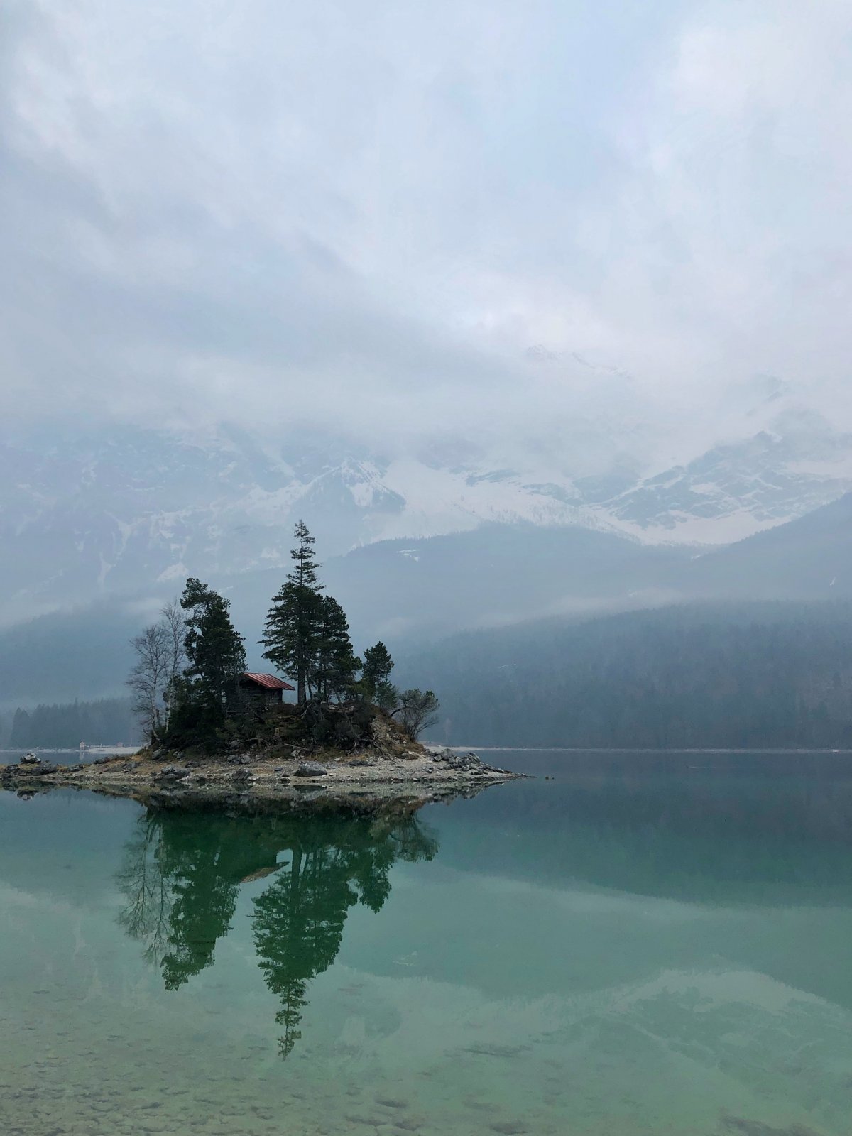 清澈宁静湖泊风景图片